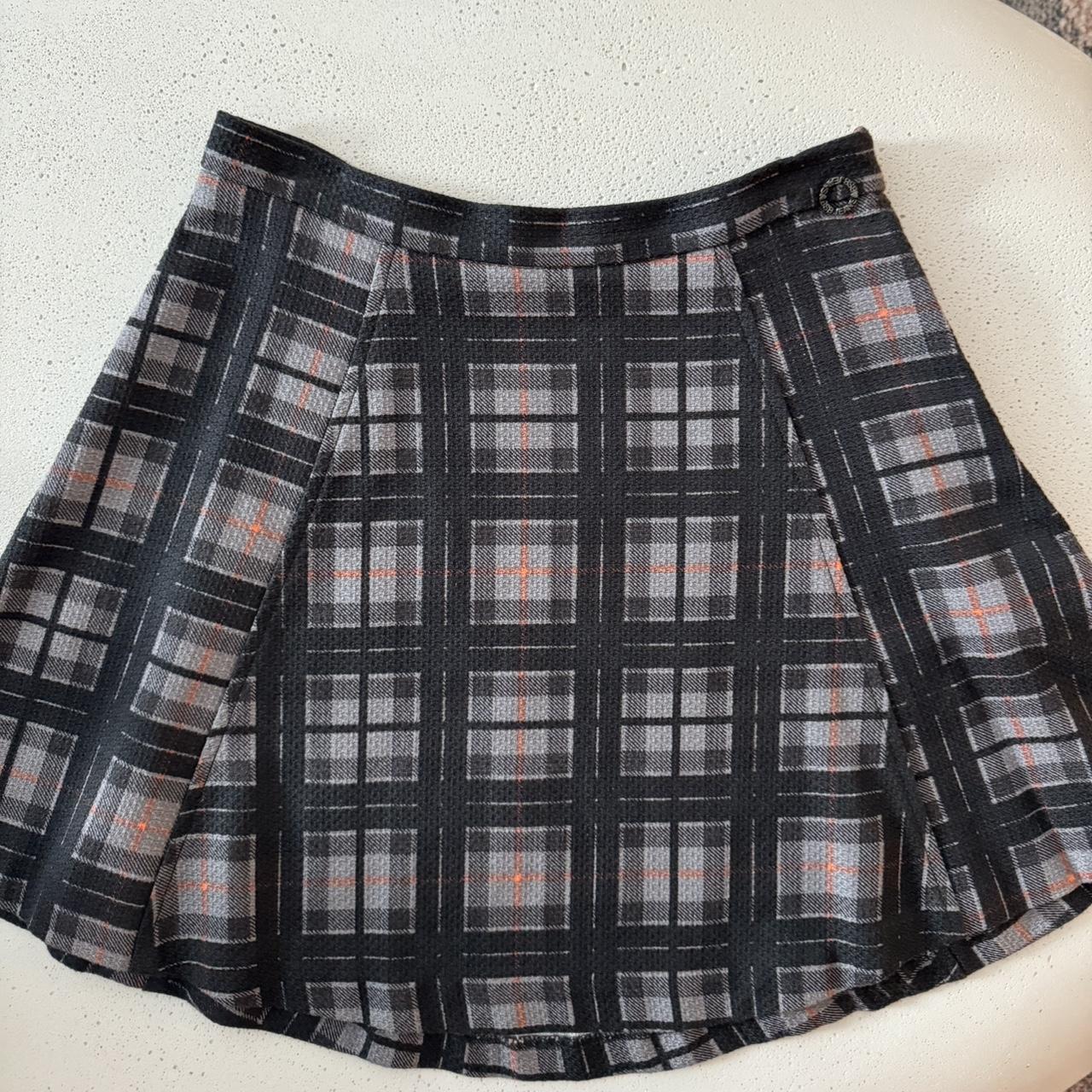 Checkered Grey Flowy Mini Skirt Never worn Depop