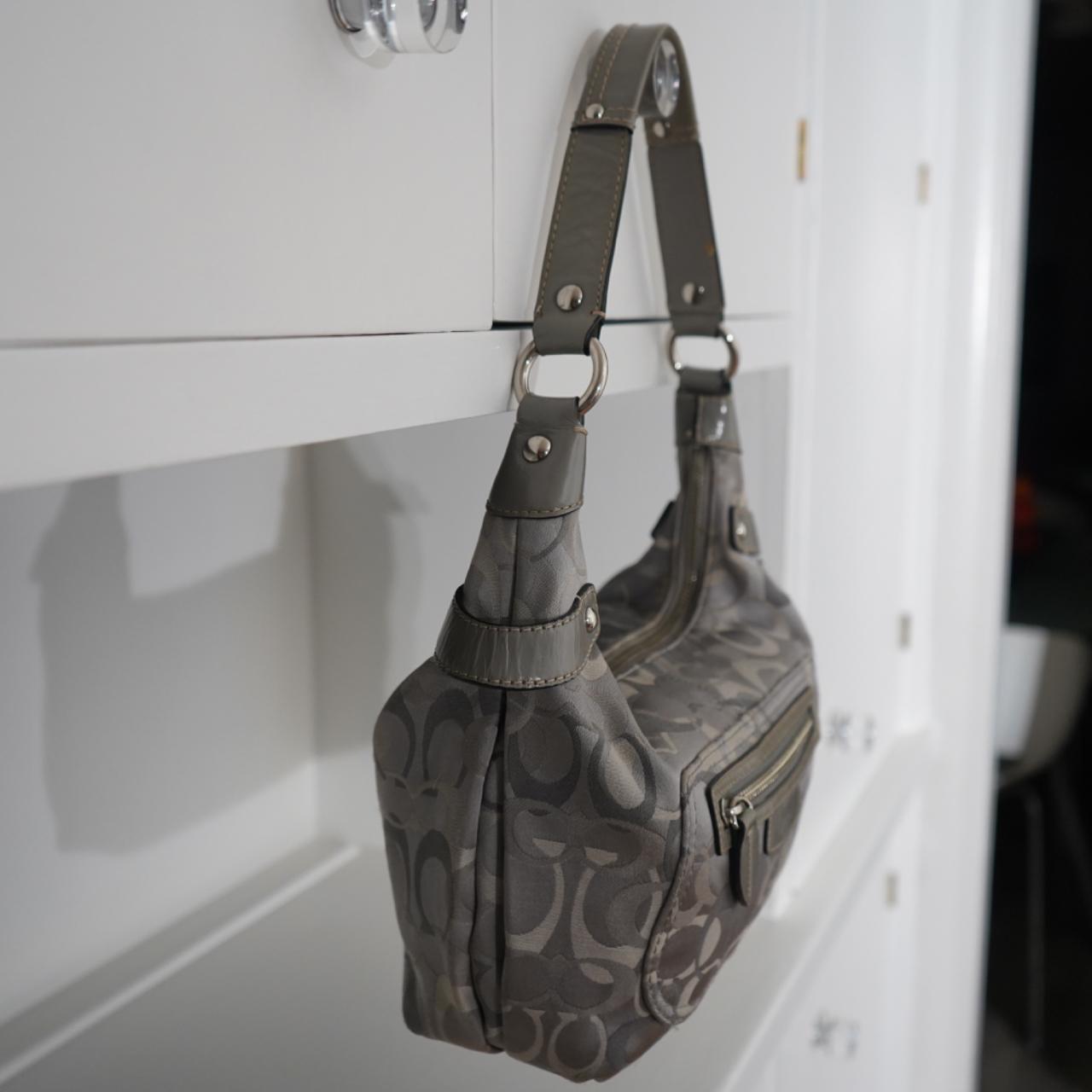 バッグ old coach leather handbag y2k grunge y2k Coach F15054 Hobo Purse -Silver Great and Cream | Depop