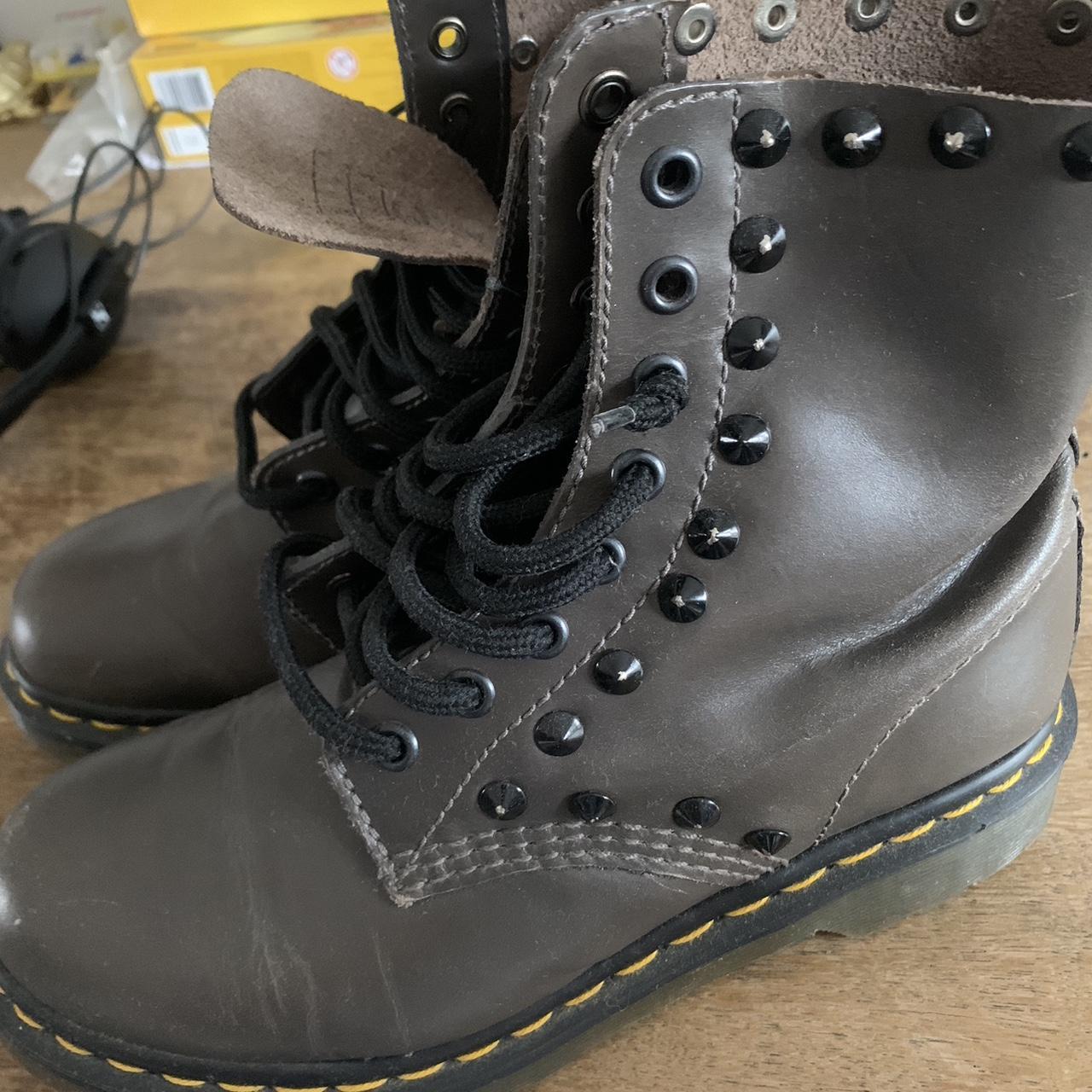 Dr Martens grigio con borchie nere