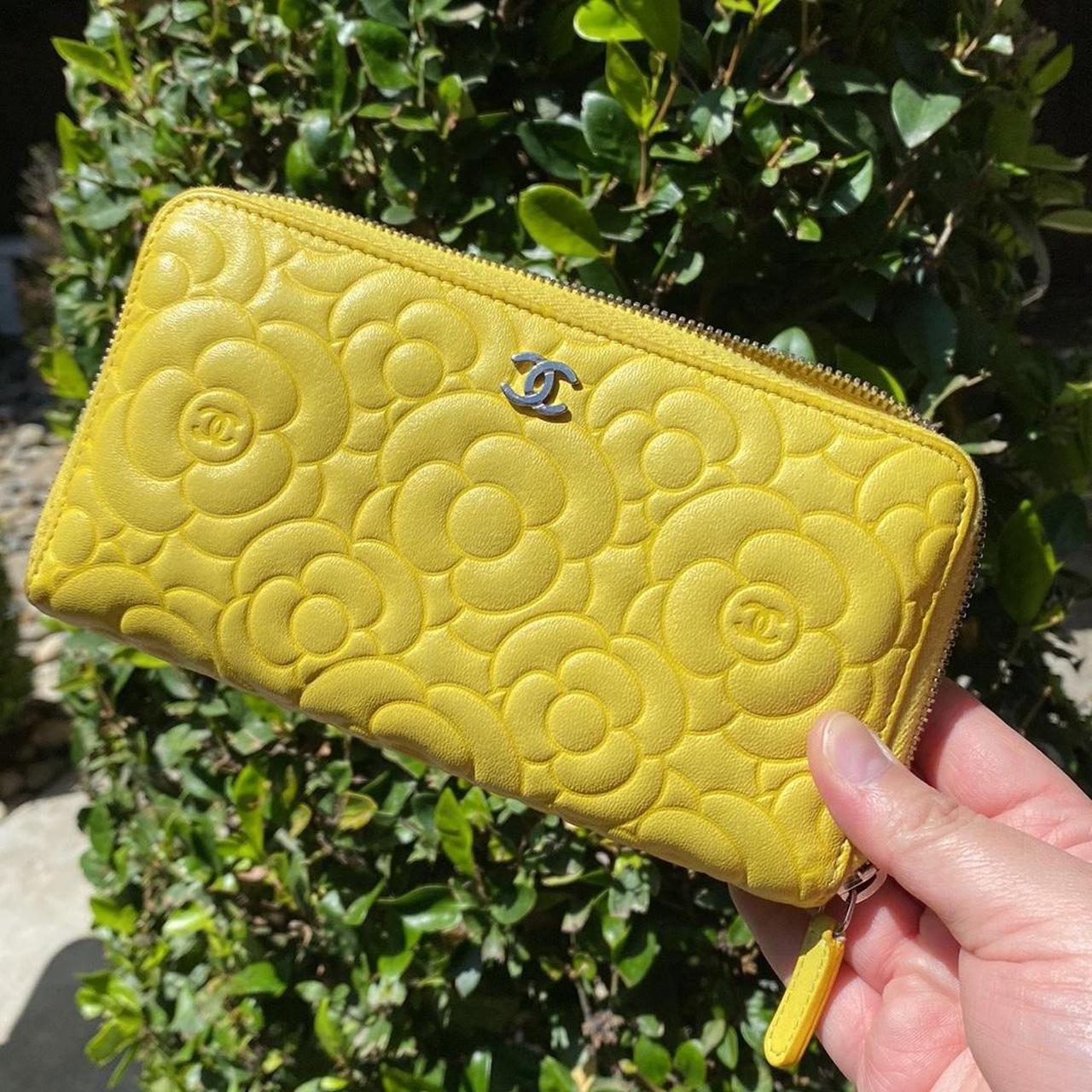  Chanel, Pre-Loved Yellow Calfskin Camellia Wallet, Yellow :  Luxury Stores