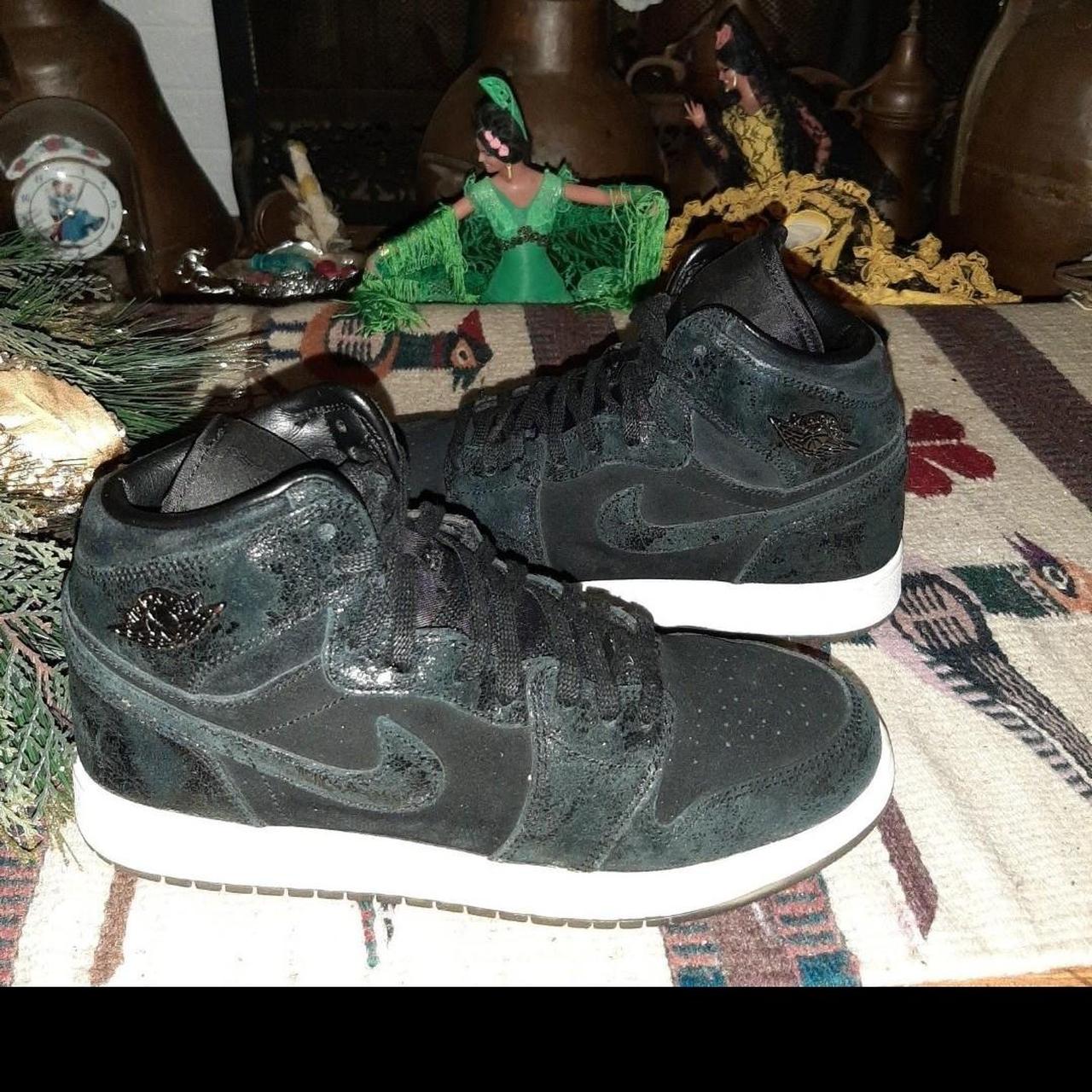 item listed by sneakerloverss