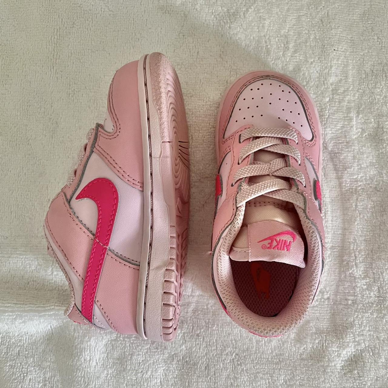 Nike online dunk low triple pink size 7c