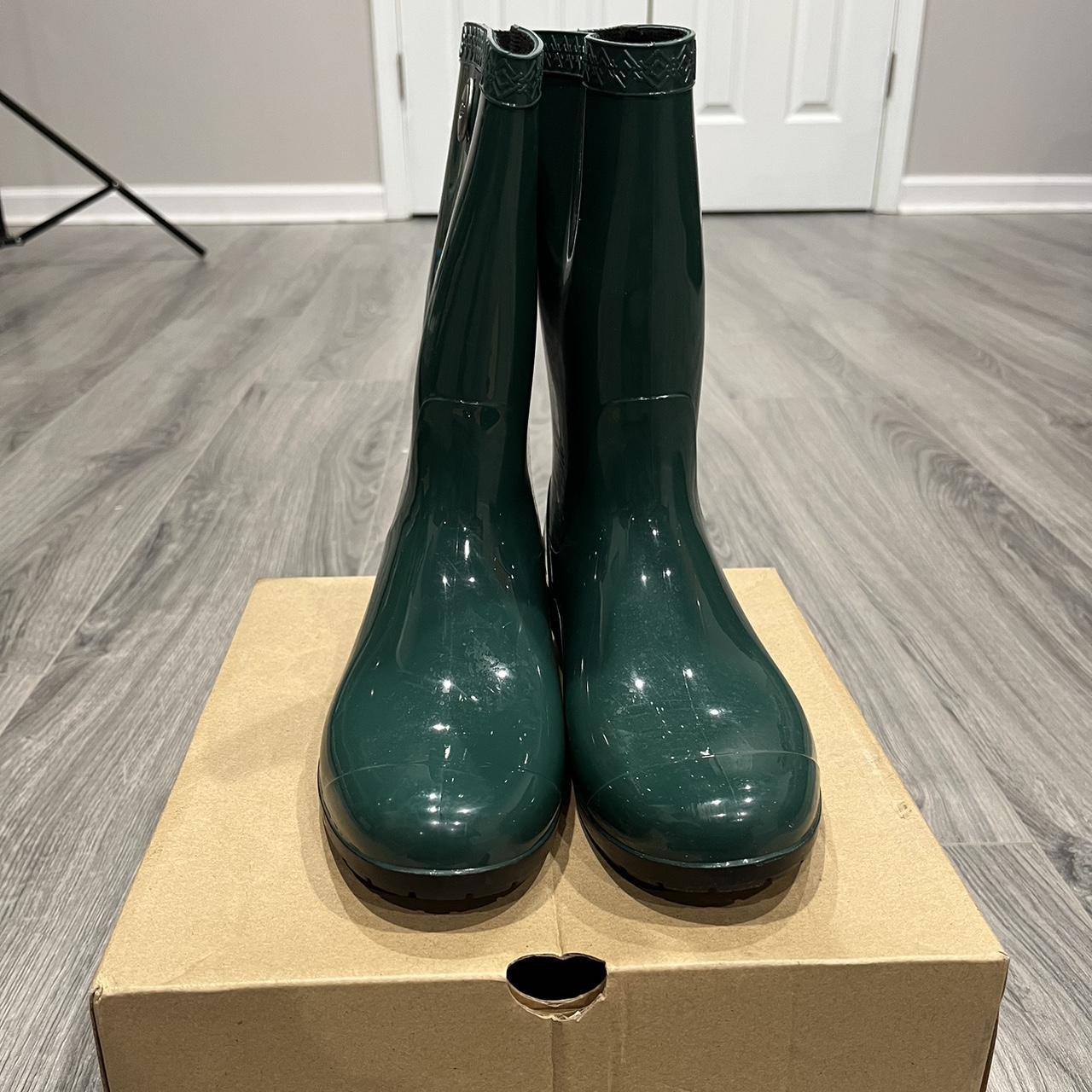 Ugg vs best sale hunter rain boots