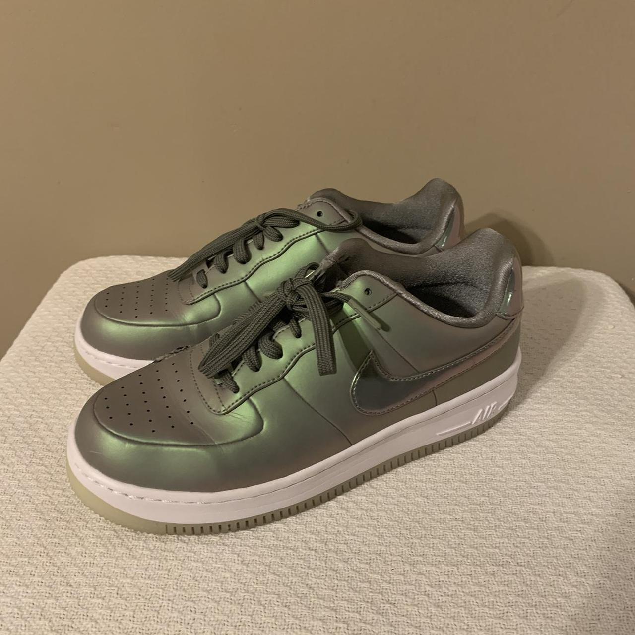 highlight green nike shoes