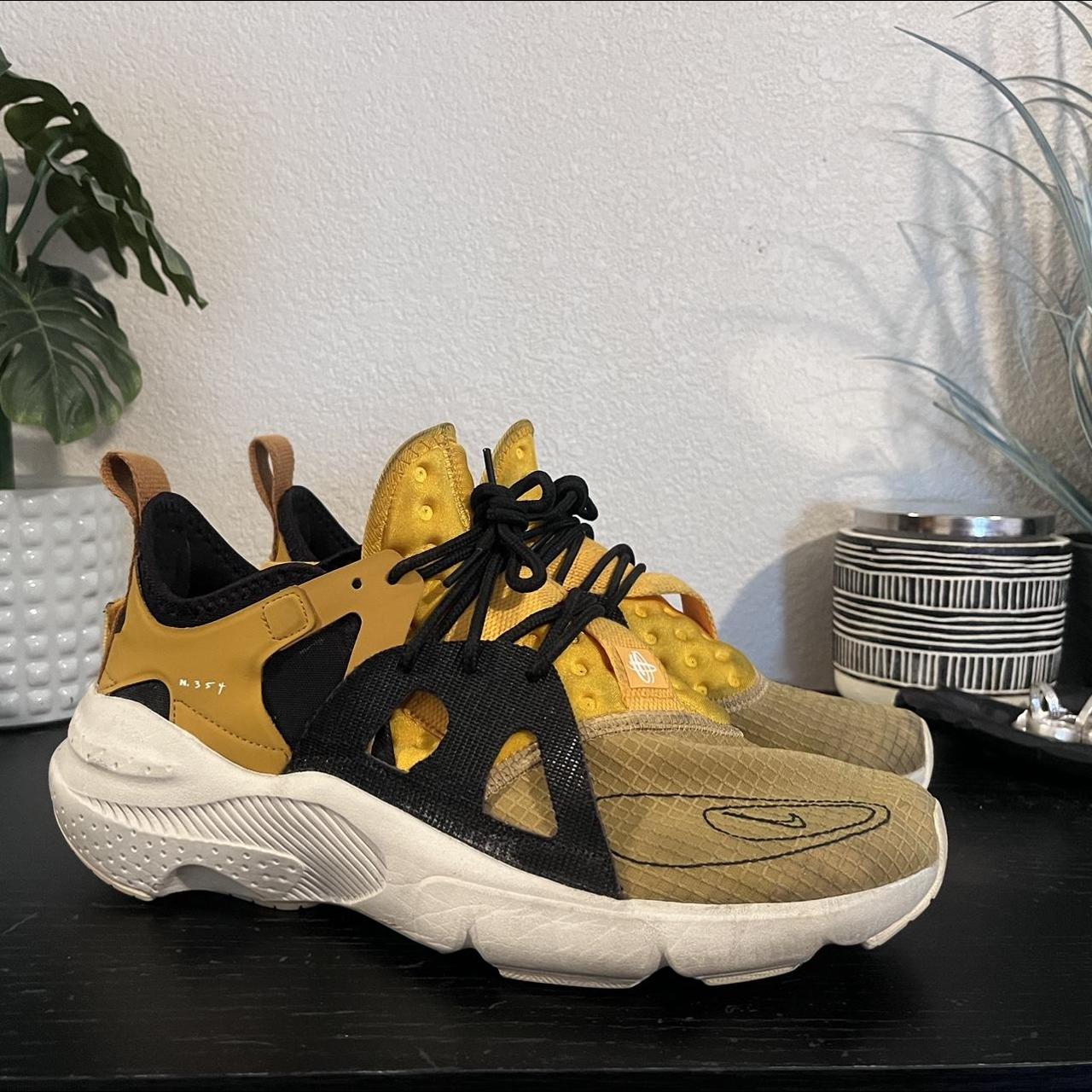 Nike huarache type store yellow