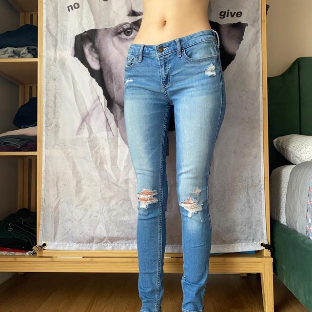 light blue low waisted hollister jeggings. size 0L, - Depop