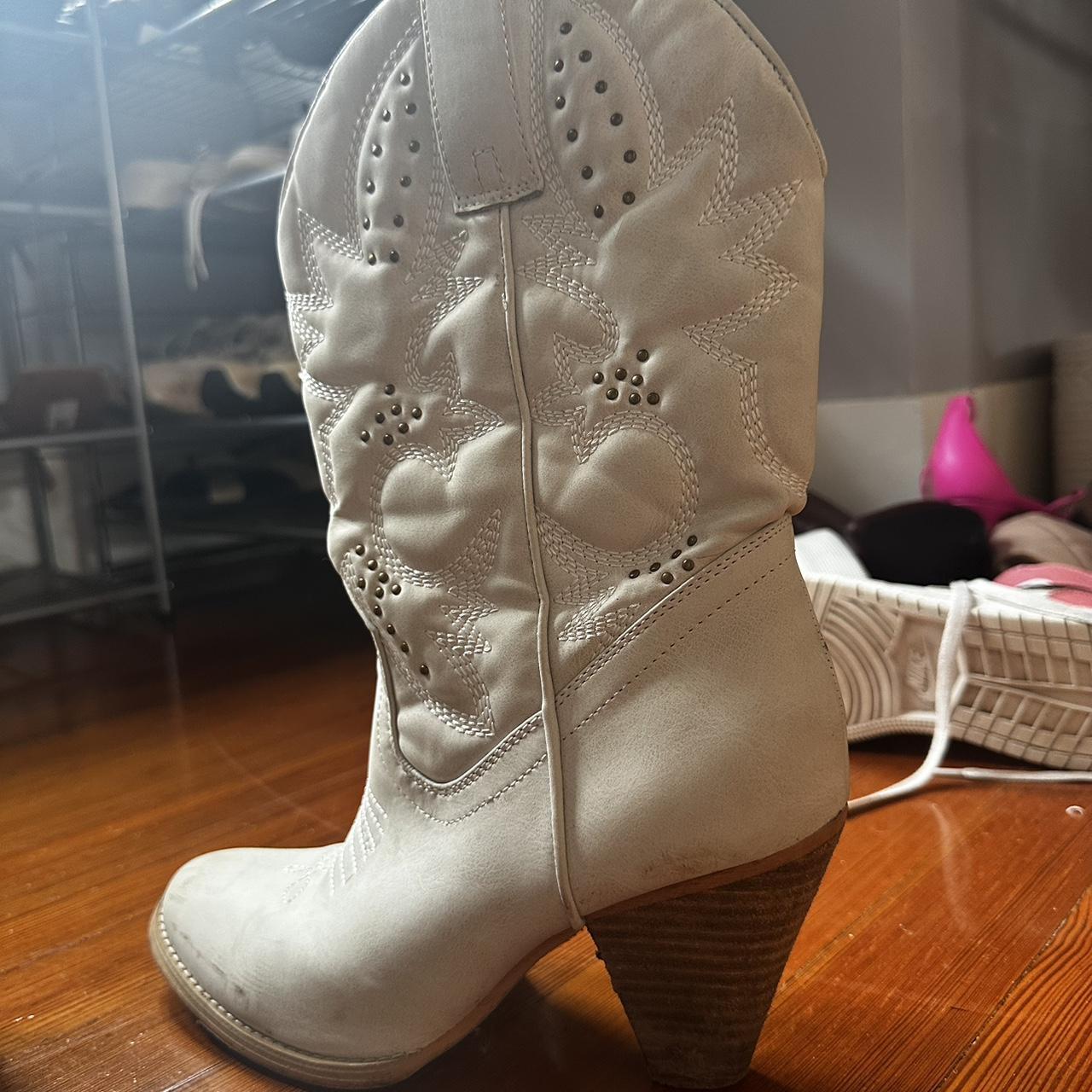 Very Volatile Women S White Boots Depop