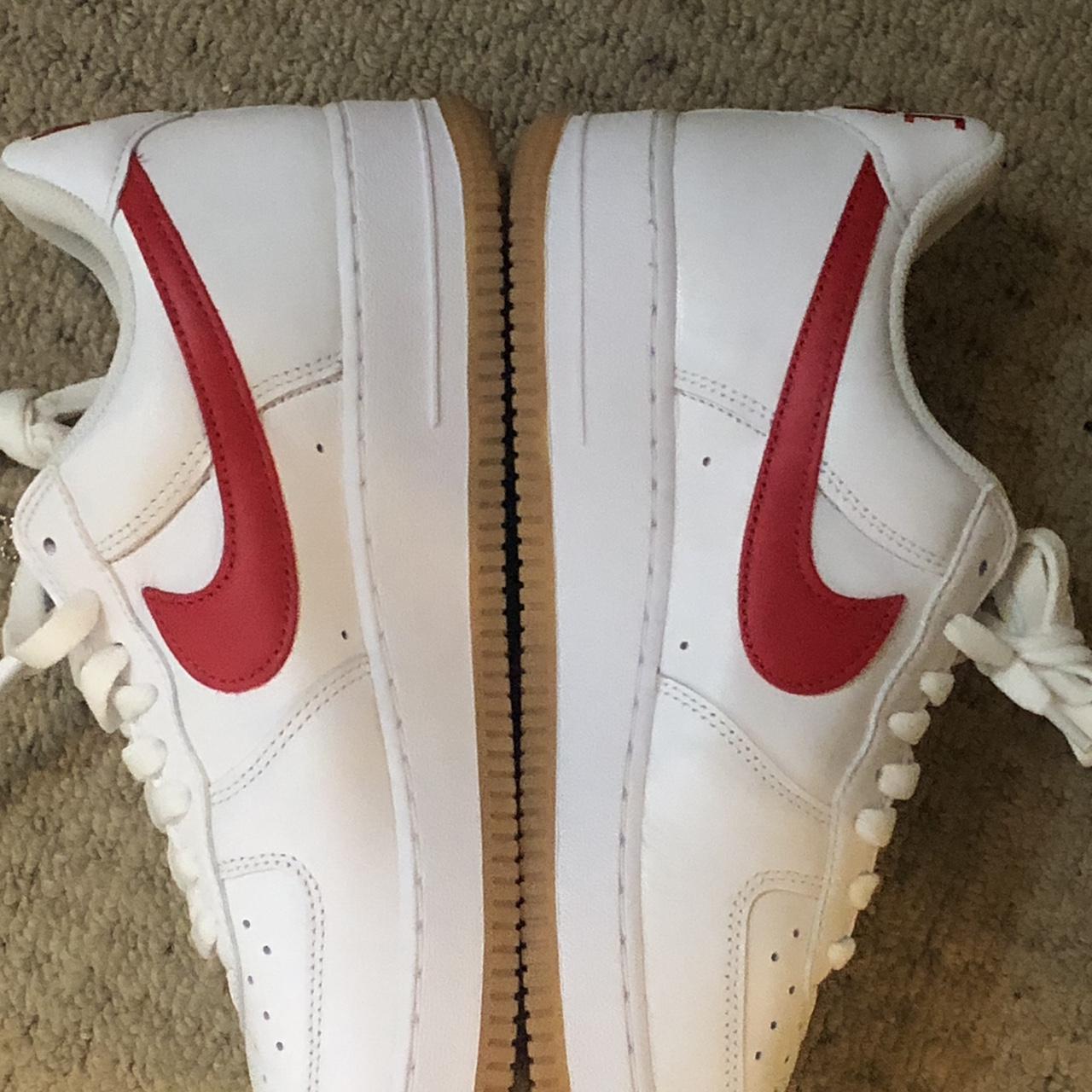 Nike white trainers sales with red tick