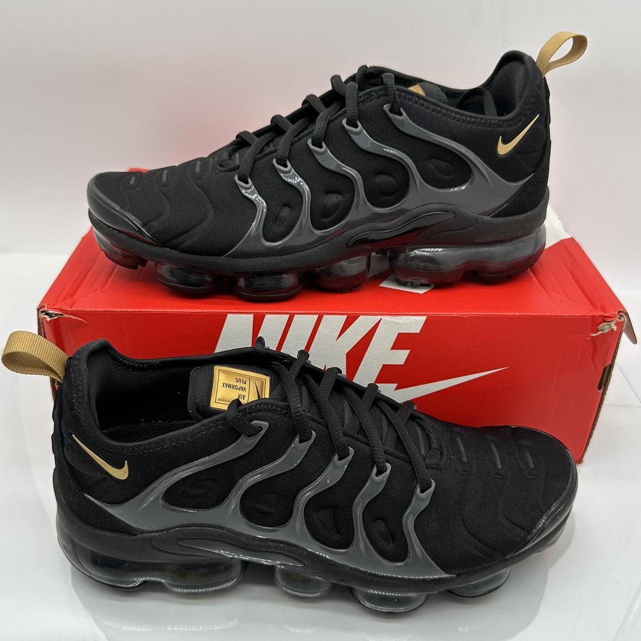 Black and metallic gold vapormax plus best sale