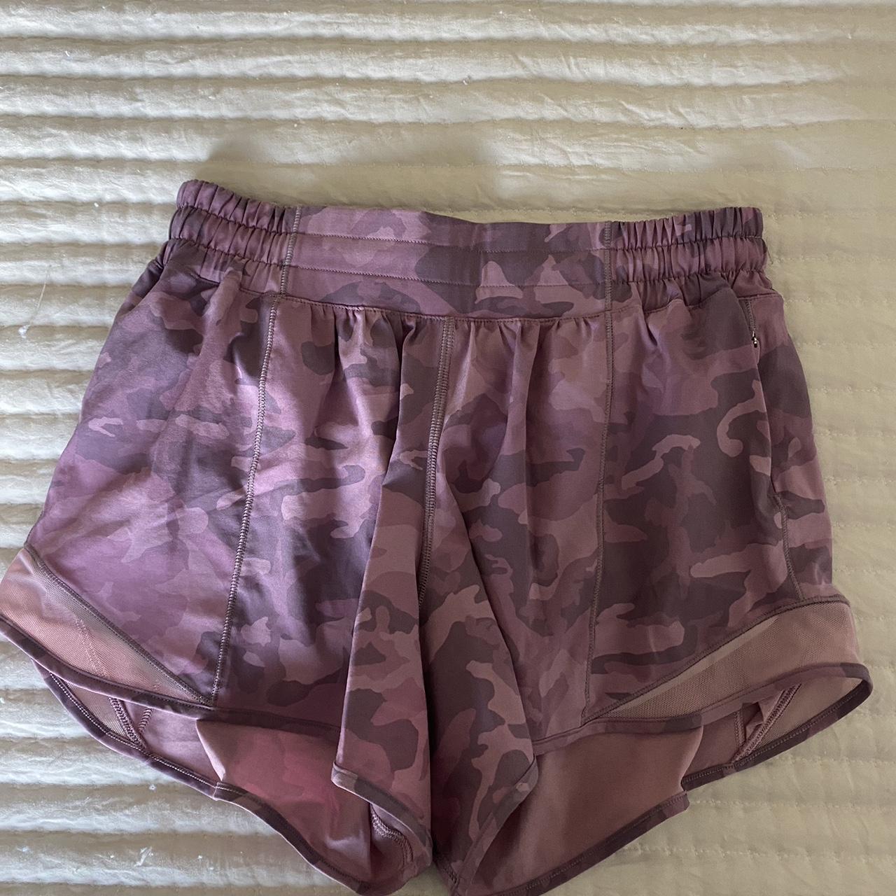 Lululemon Women Size 4 Tall Camo Hotty Hot Shorts