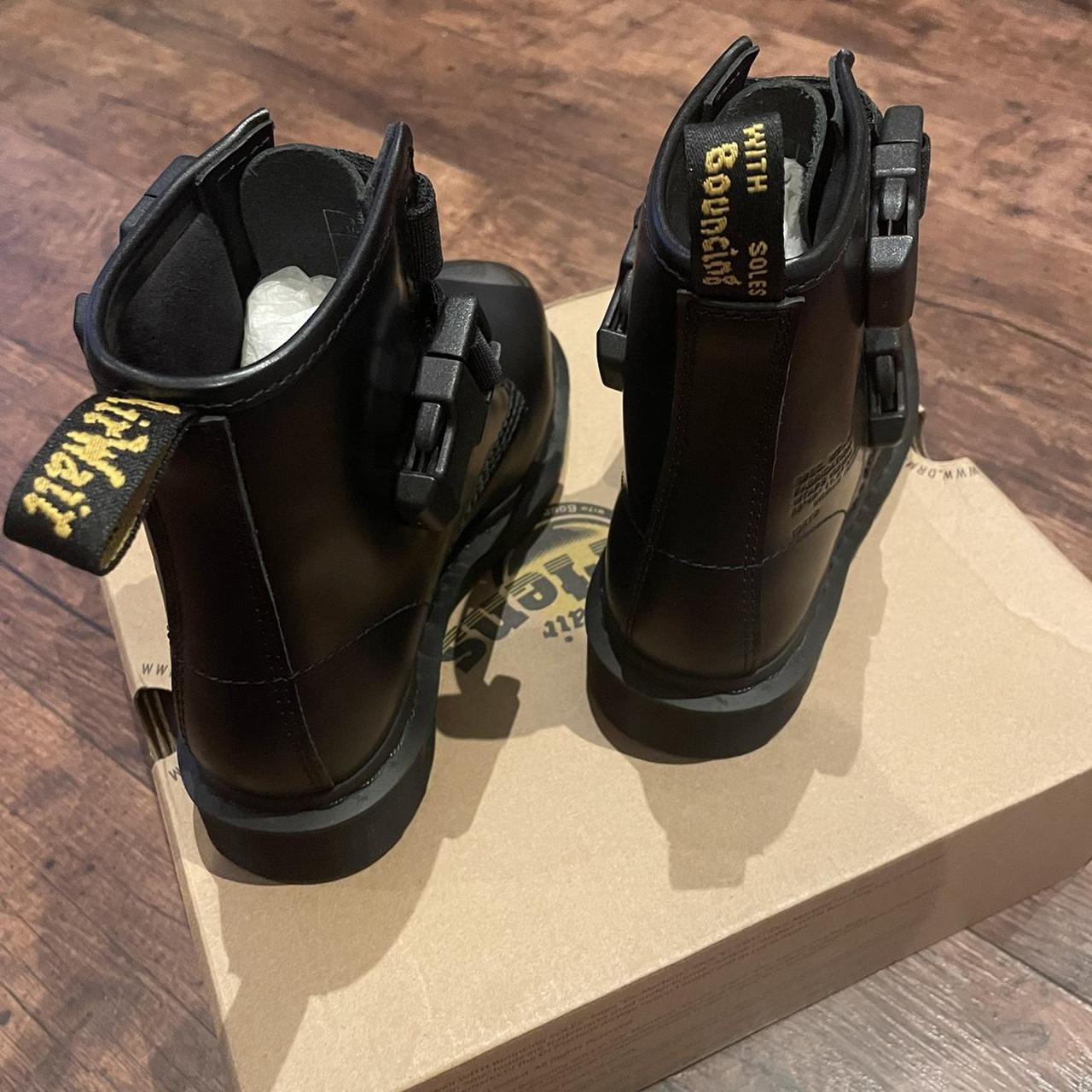 ペンダントトップ2個 新作「1460 Twin Zip」8ホールブーツのセンタージップは、パーツの