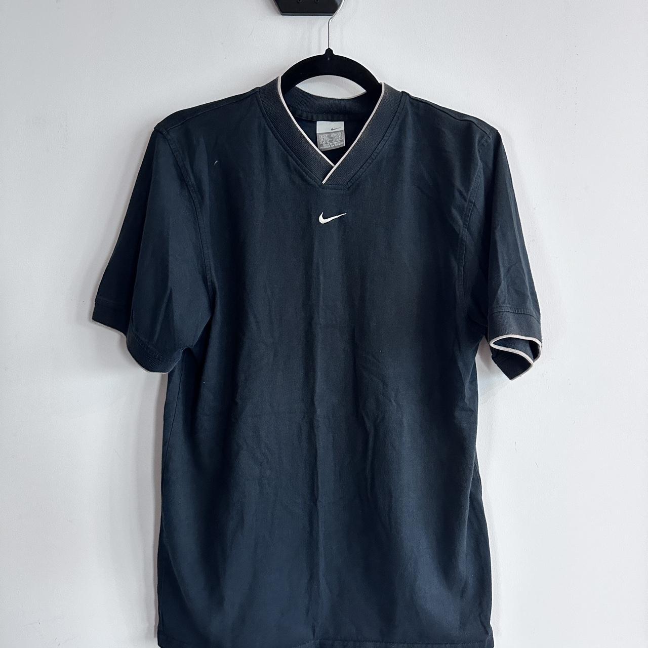 T shirt nike logo centre hot sale