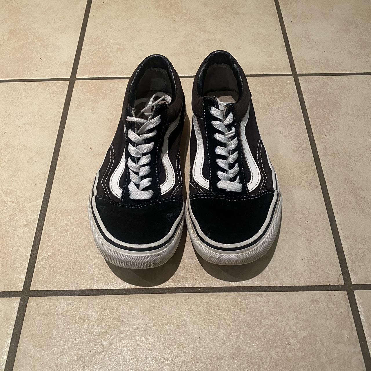 Size 4 black sale and white vans