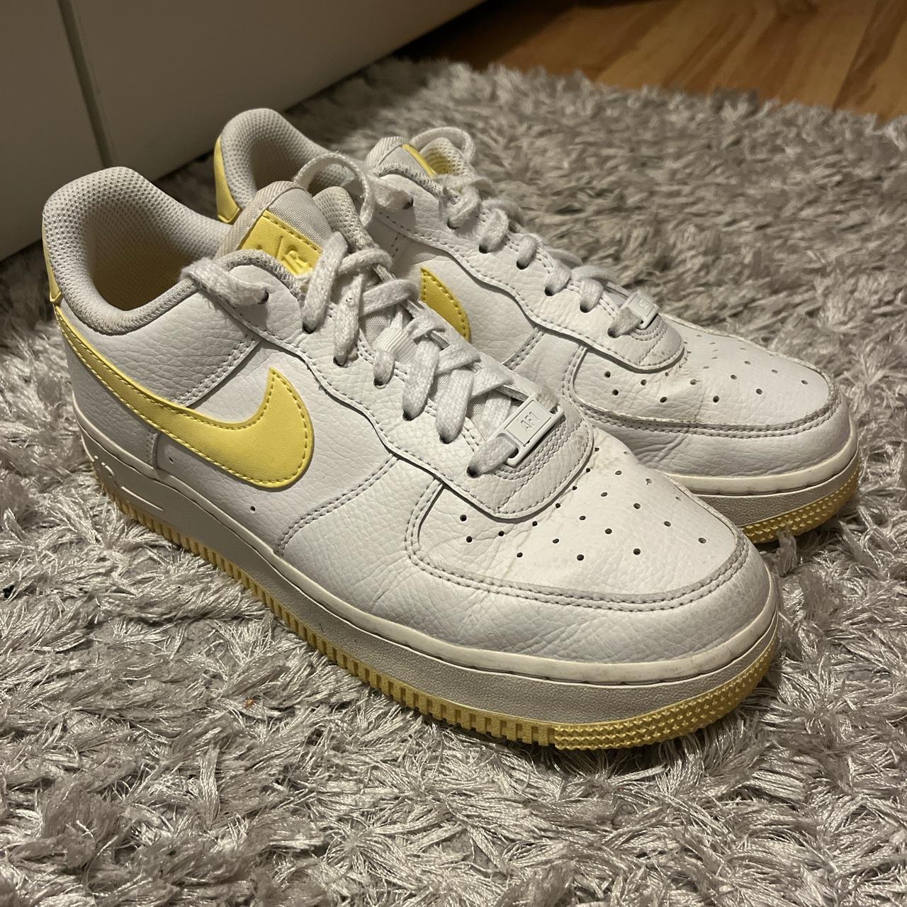 Nike Women's White and Yellow Trainers | Depop