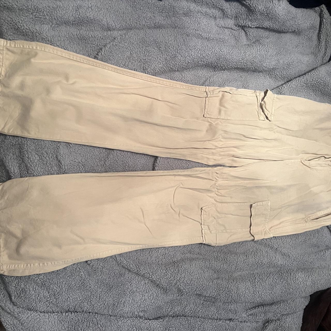 stradivarius cargos beige