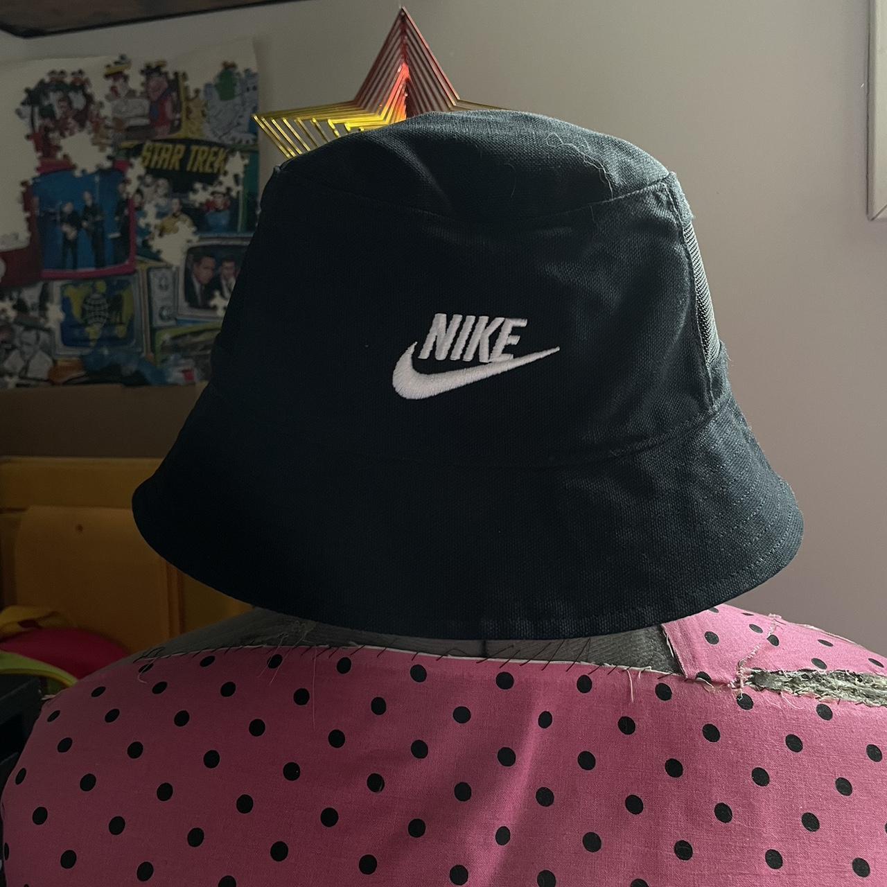 Bucket hat with zipper