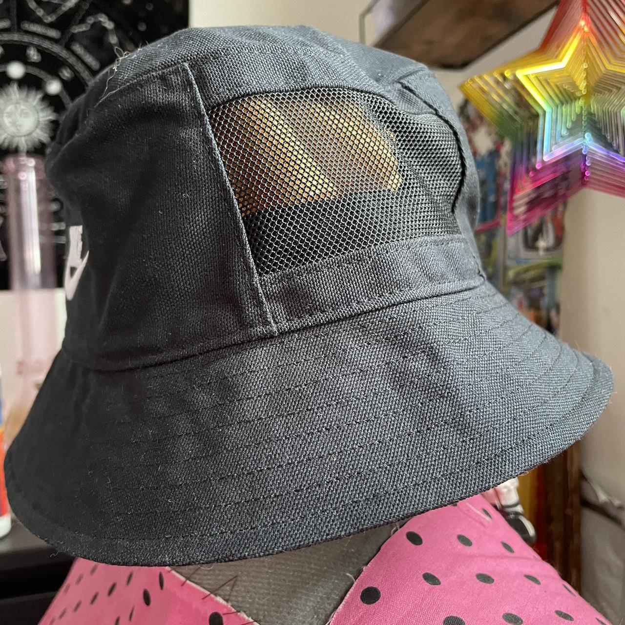 Bucket hat with zipper