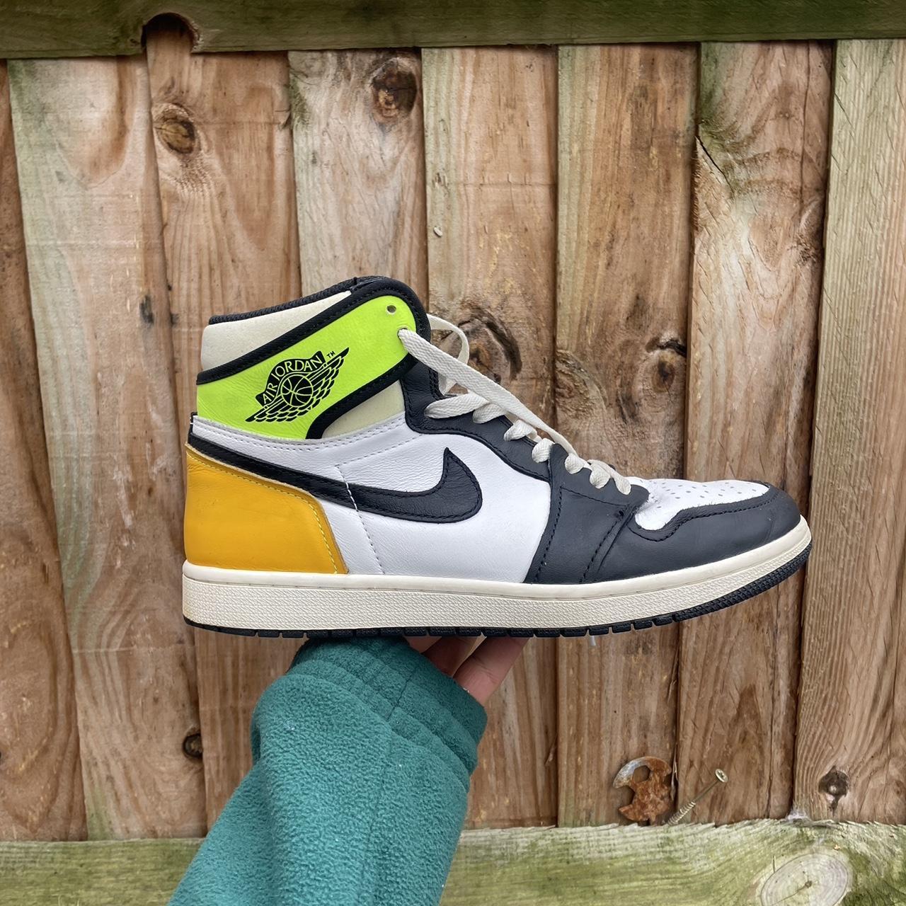 Nike Air Jordan 1 Retro High OG 'Volt Gold' -...