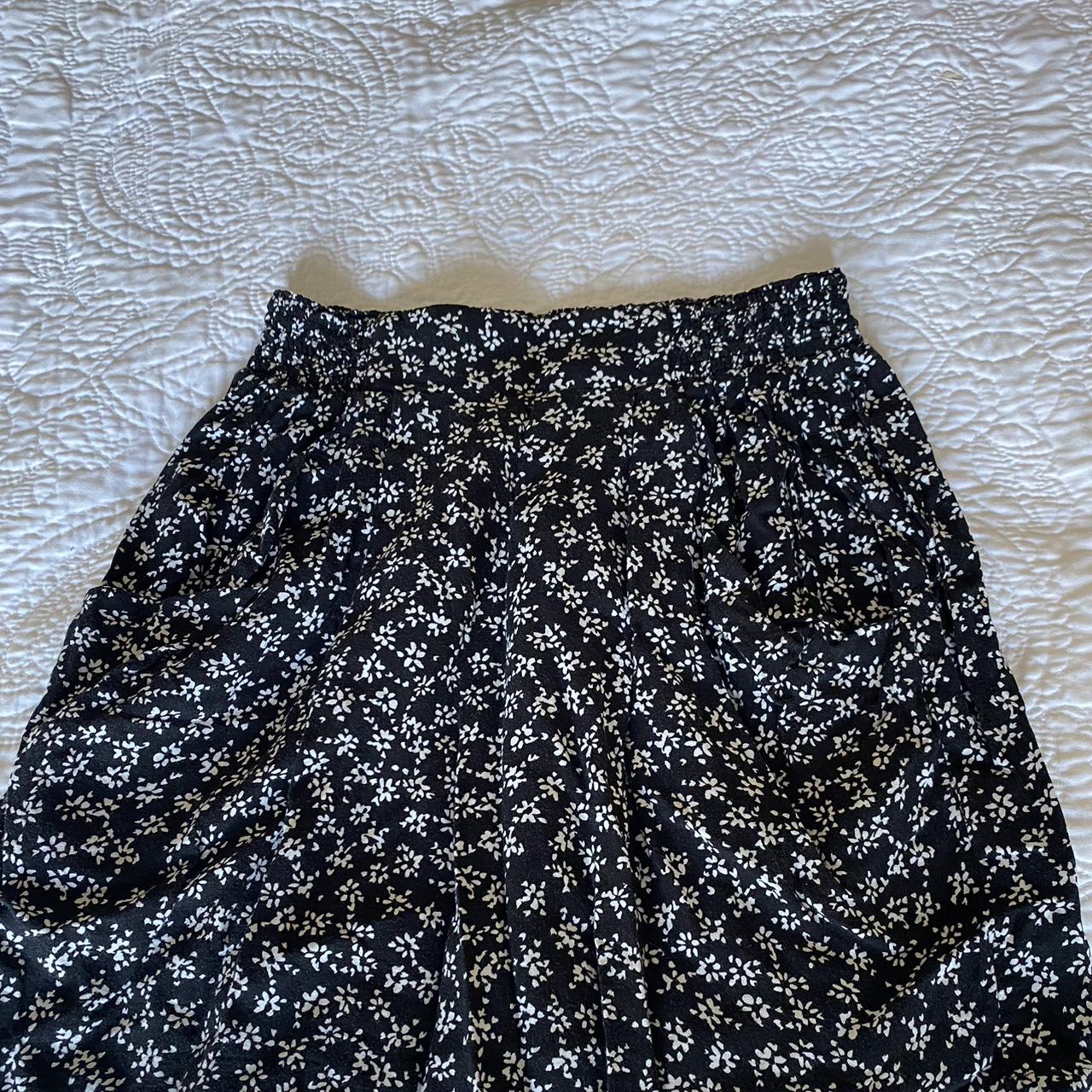 H & M flower skirt with elastic waist and pockets.... - Depop