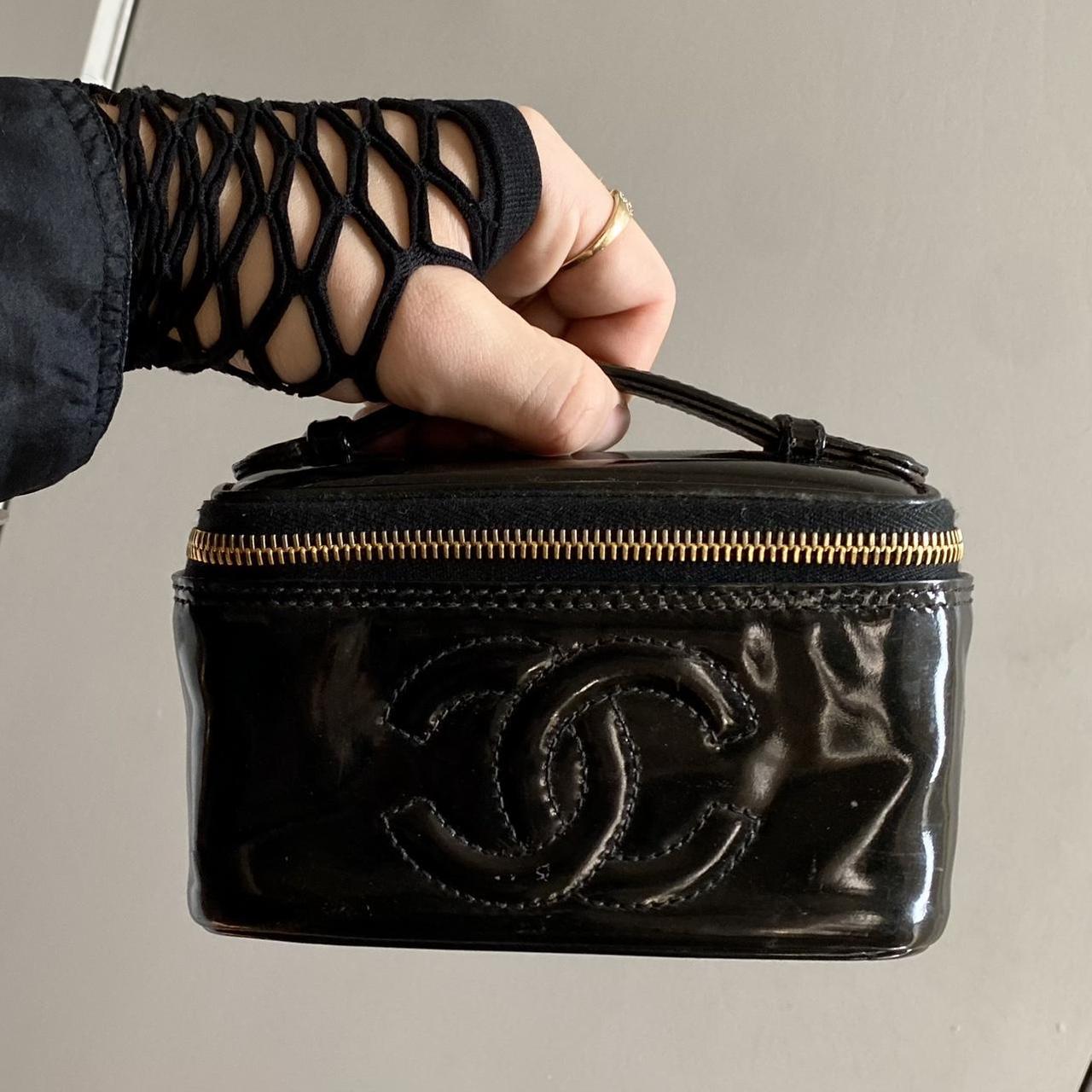 chanel classic flap bag medium black caviar gold hardware