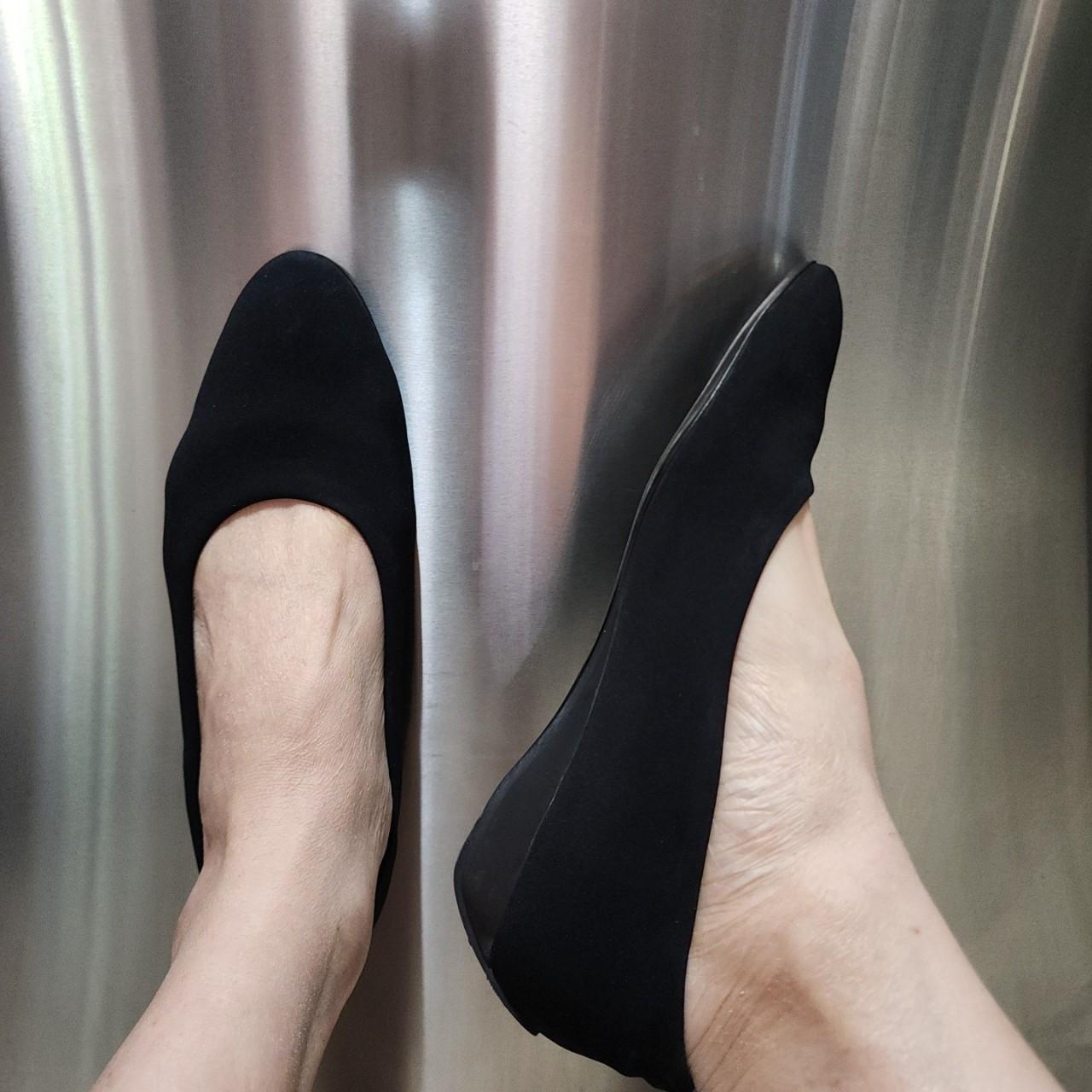 Salvatore Ferragamo Women's Black Courts | Depop