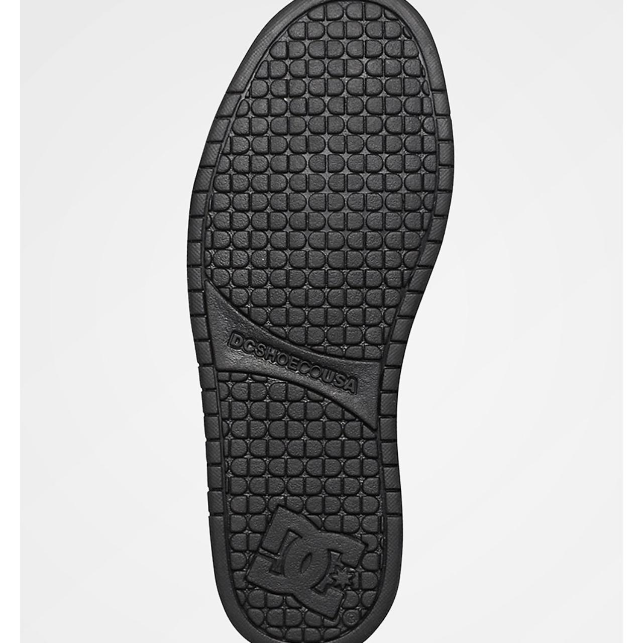 black dc shoes graffik, no laces no insole, size 9.5 - Depop