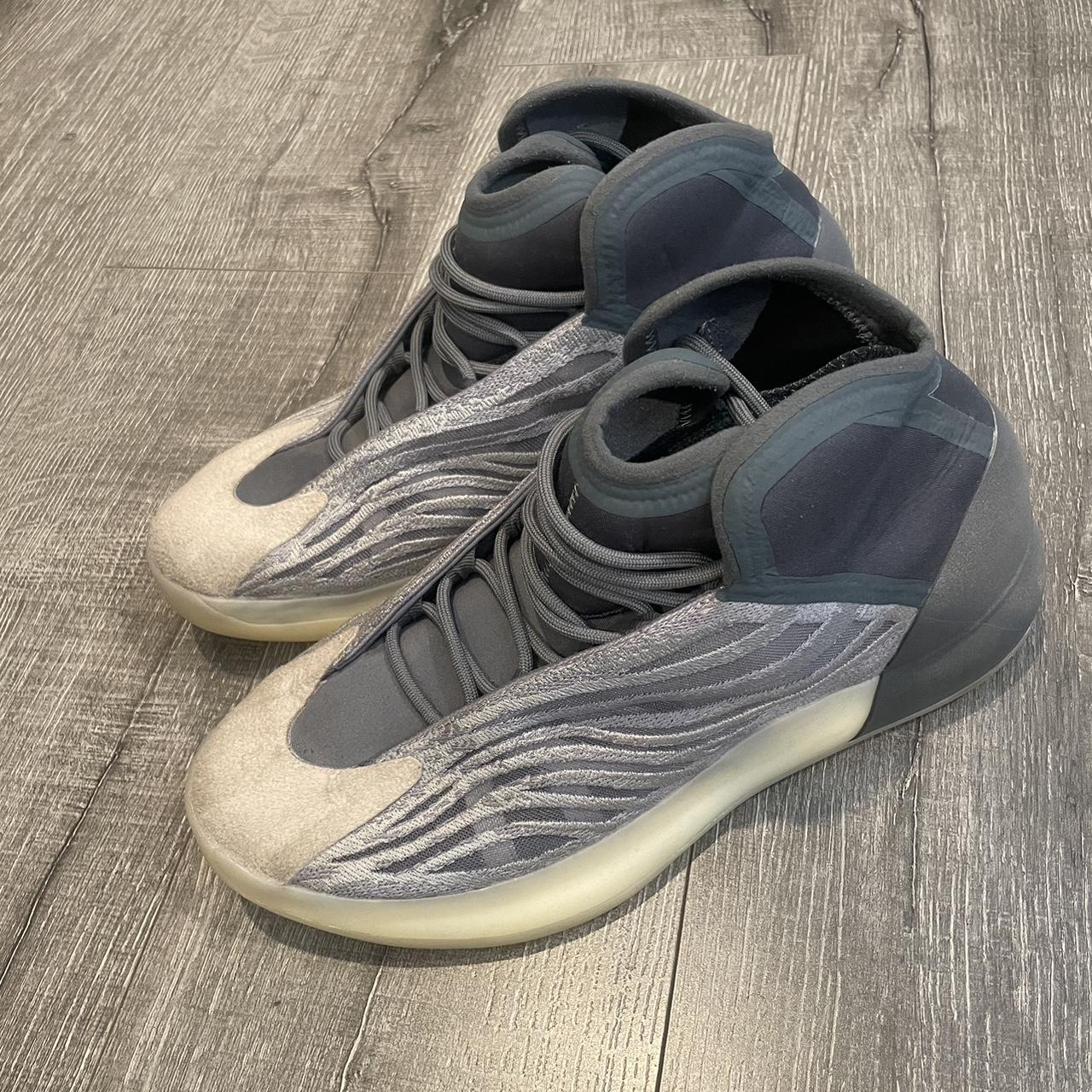 yeezy qntm grey