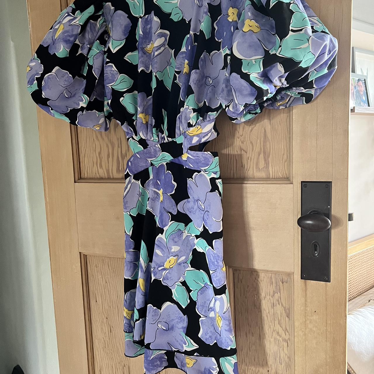 Nasty Gal Floral Dress Gorgeous open back and puff - Depop