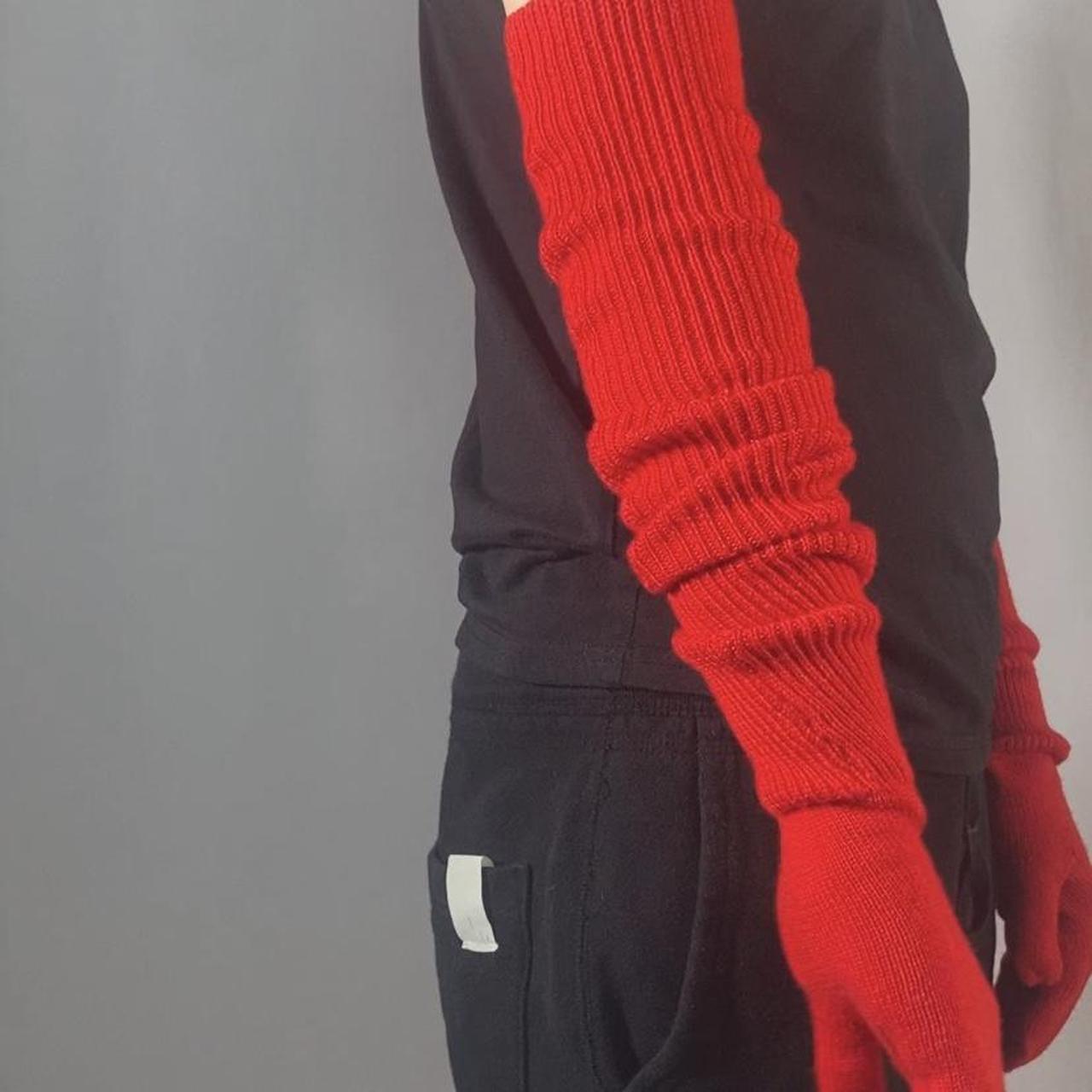 【関税込み】Maison Margiela レッド Childish Stitches ミトン Maison Margiela bright red knit opera length tabi | Depop