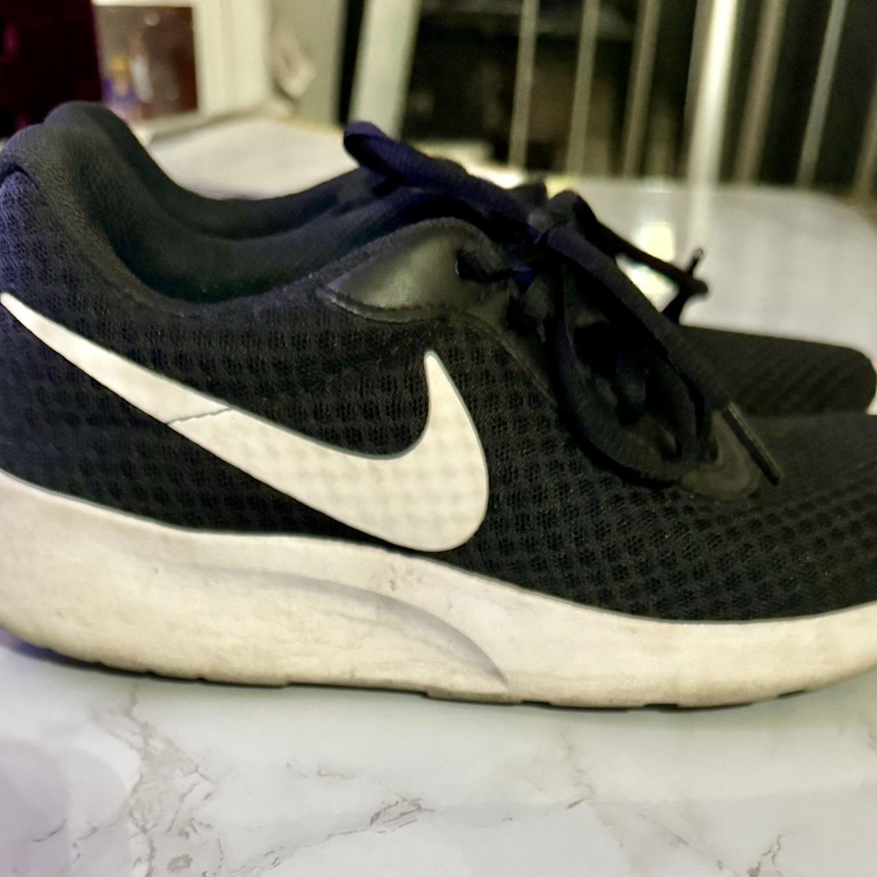 nike tanjun womens white and black