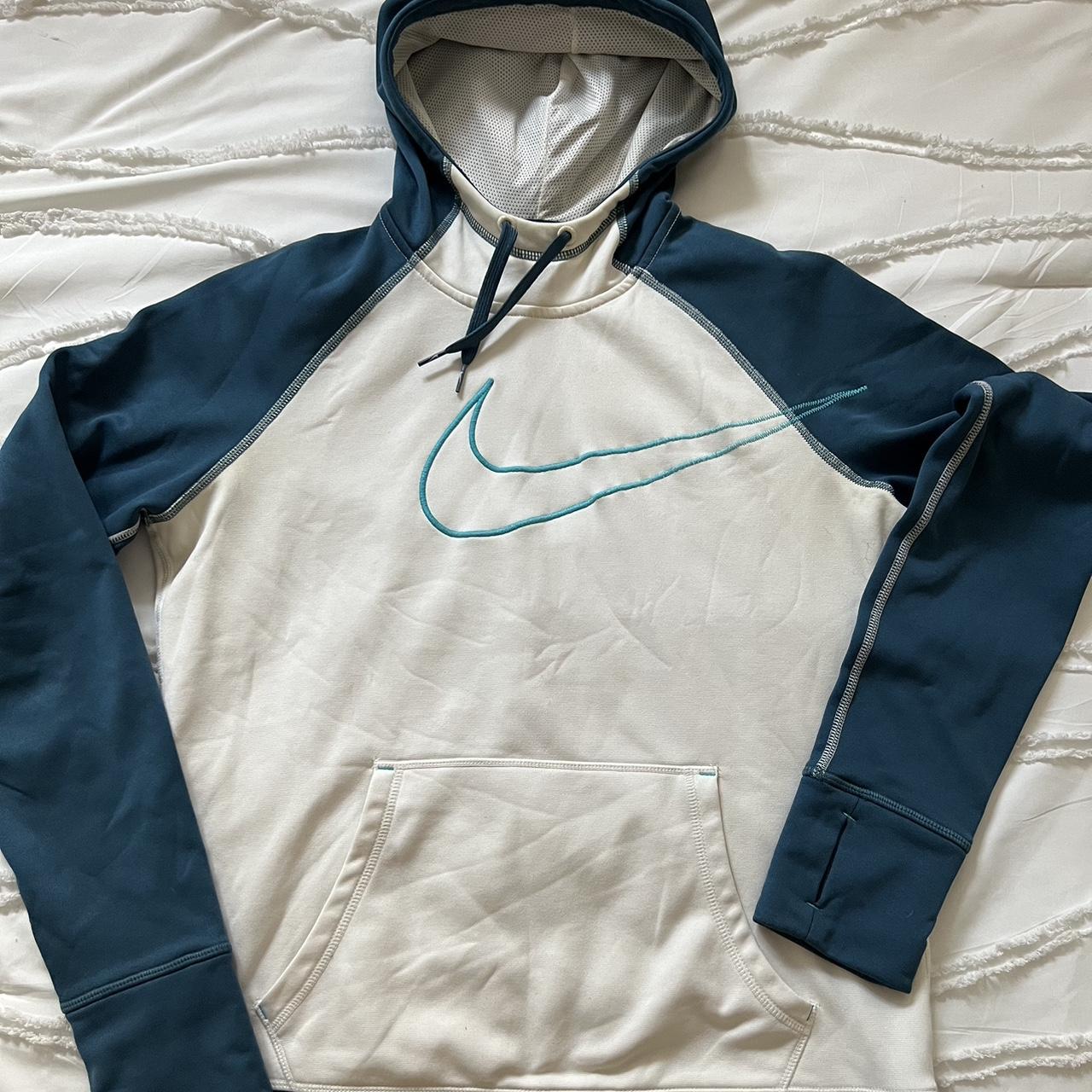 Medium Women s Nike thermal hoodie with thumb holes