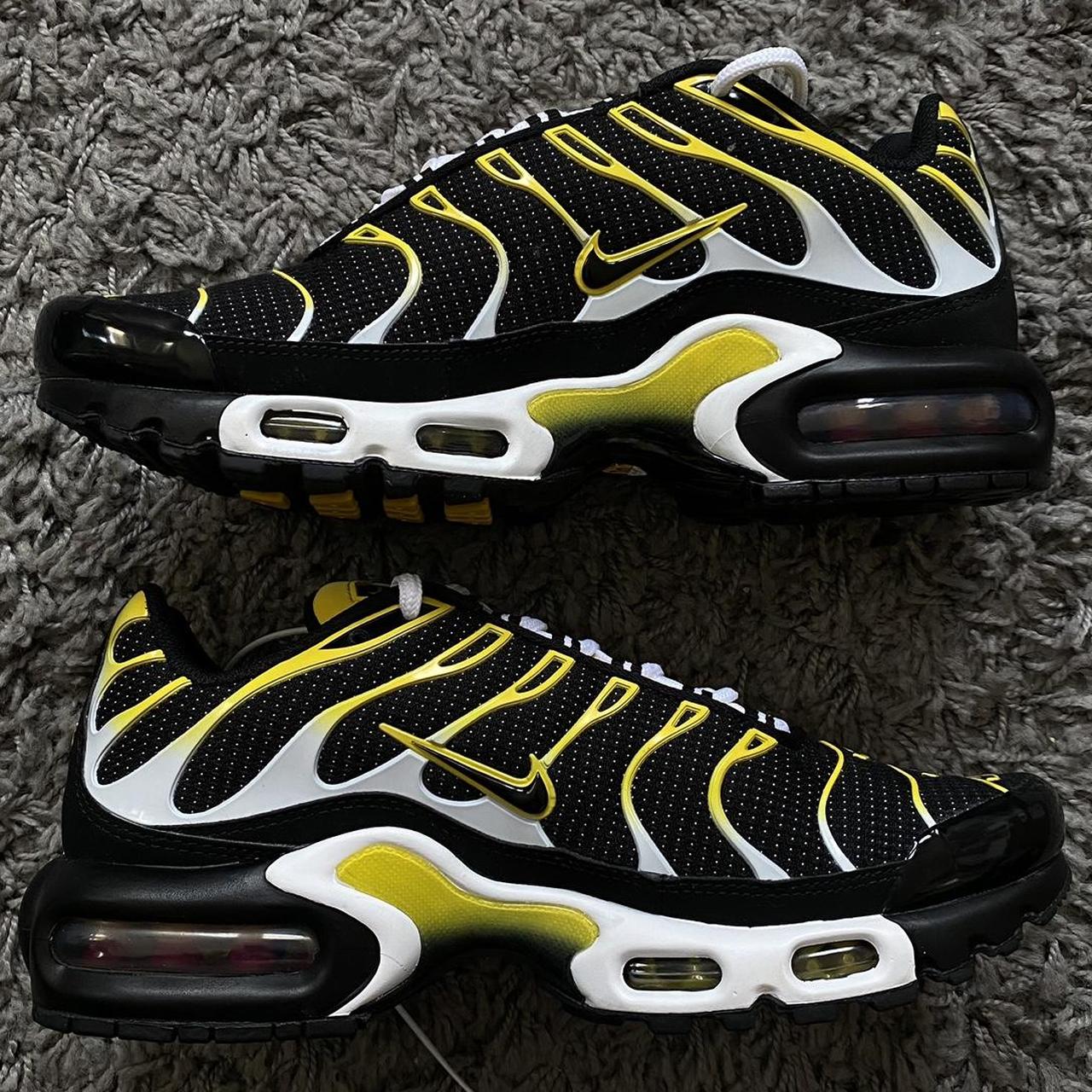 Black and yellow clearance air max plus men's