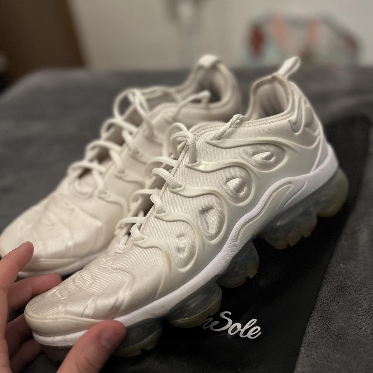 Nike shops vapormax plus triple white