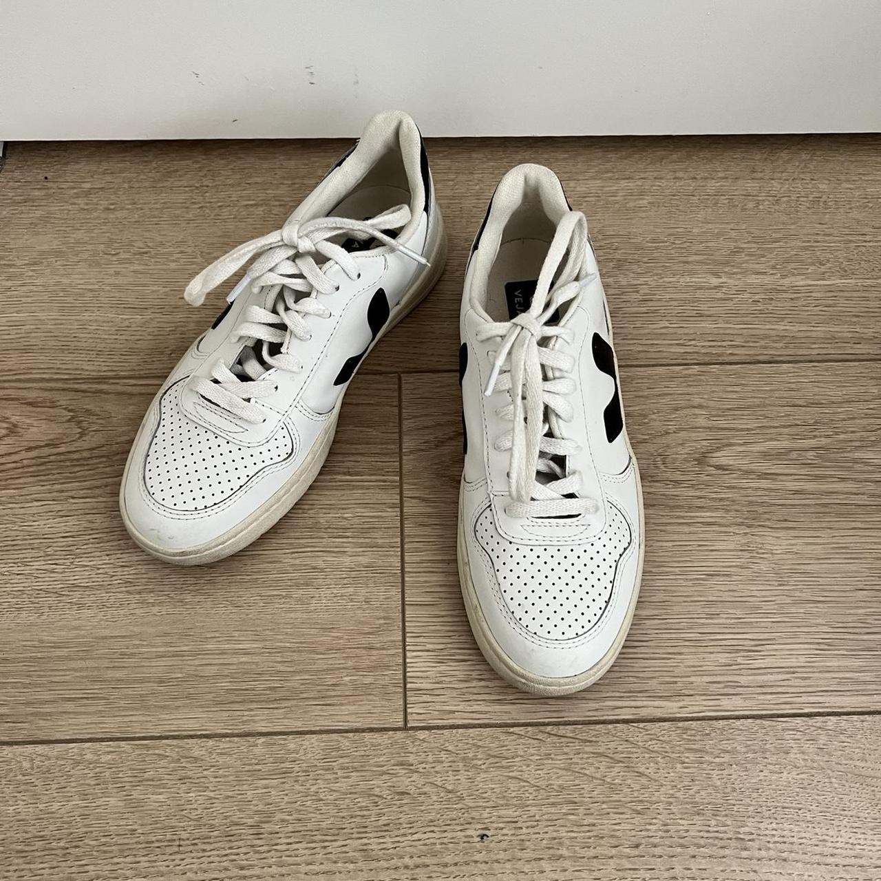 vejas black and white