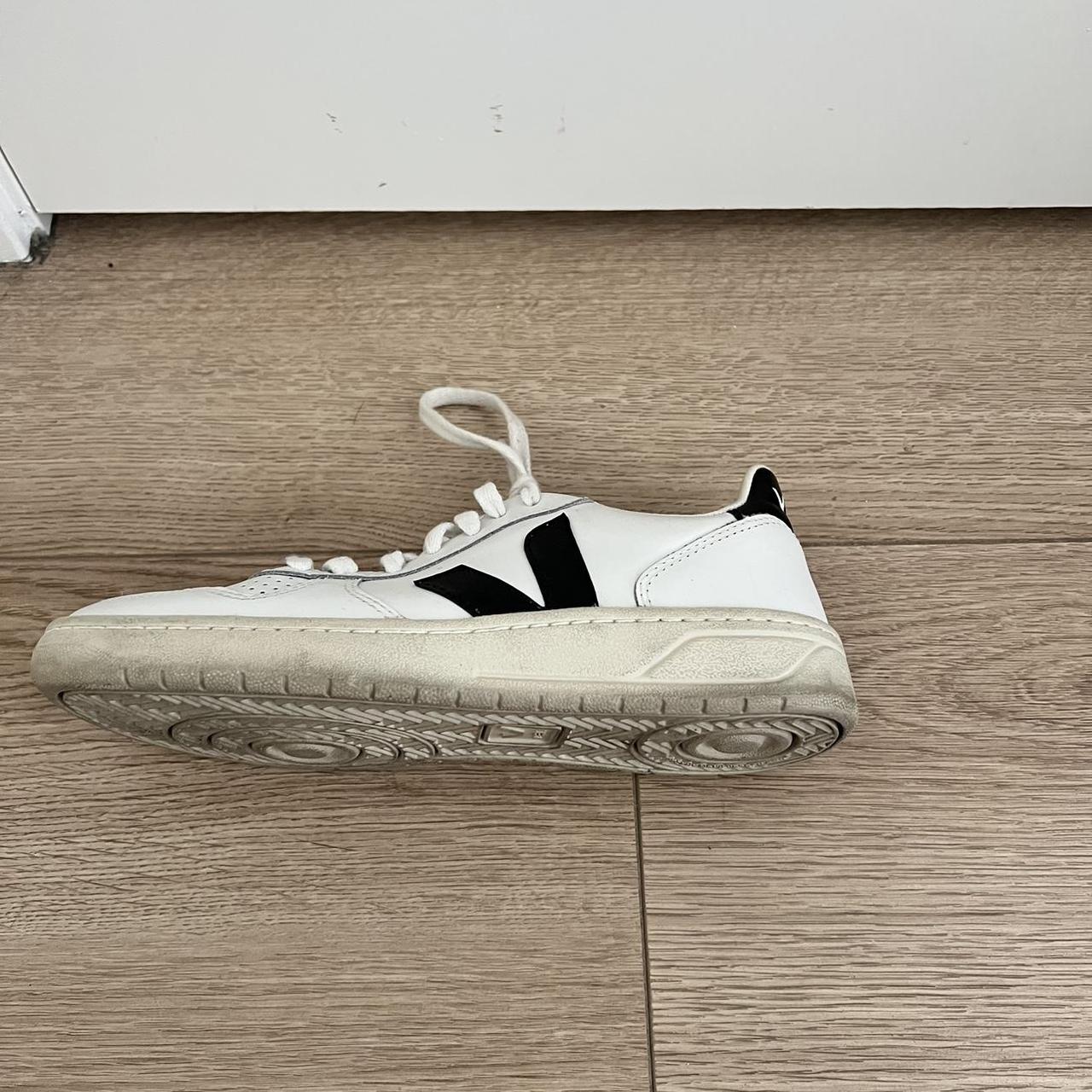 vejas black and white