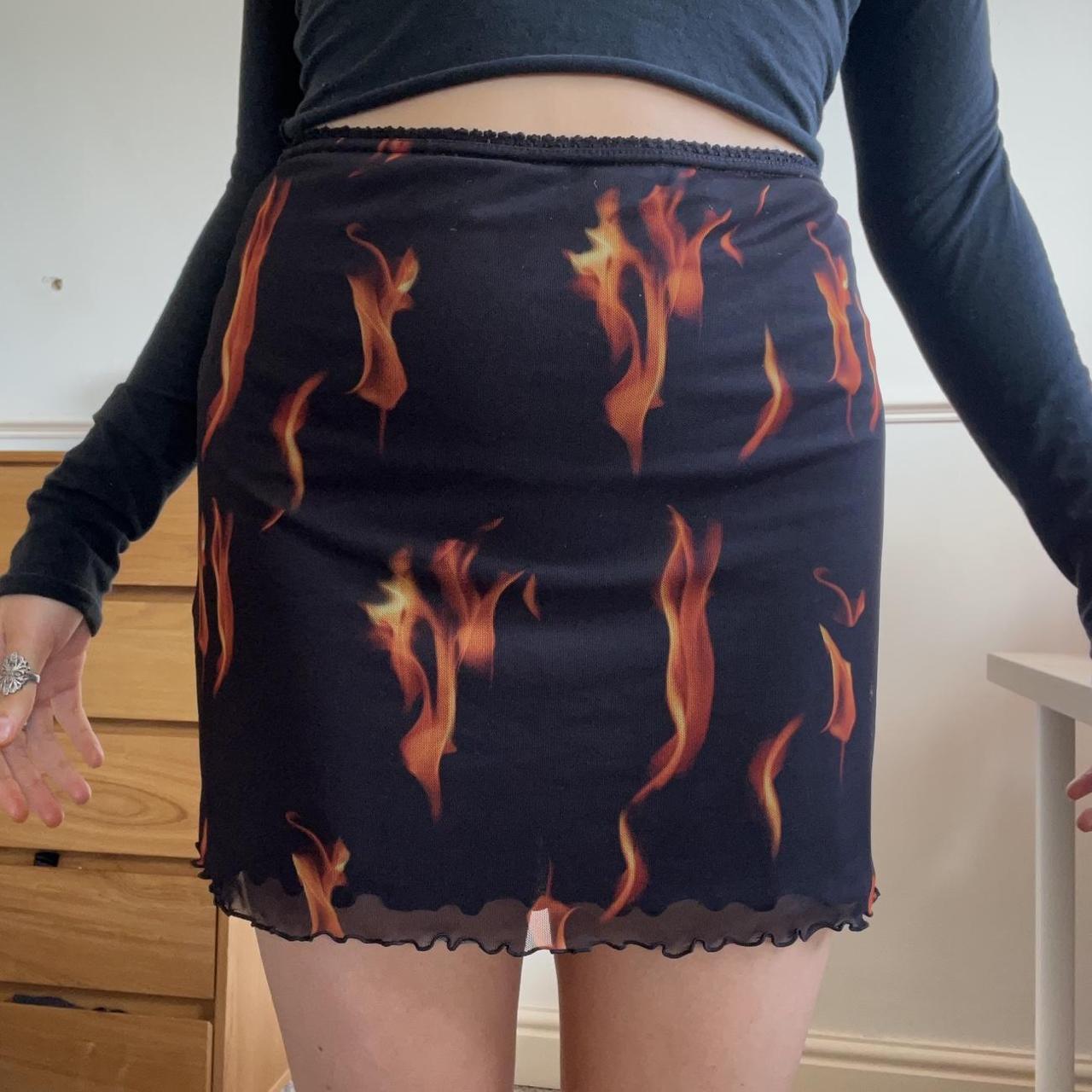 Mesh flame outlet skirt