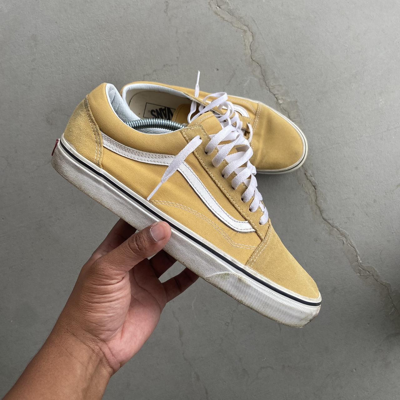 Vans old skool 2025 yellow on feet