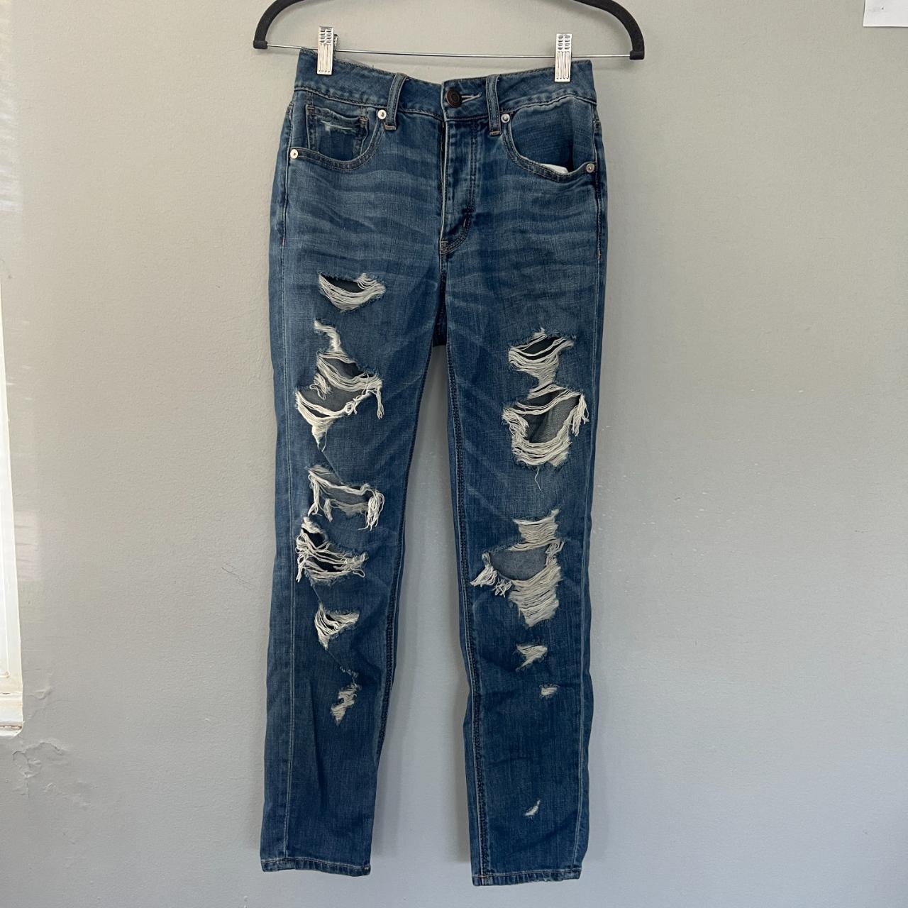 AEO distressed tomgirl jeans, Size 2, runs big and...