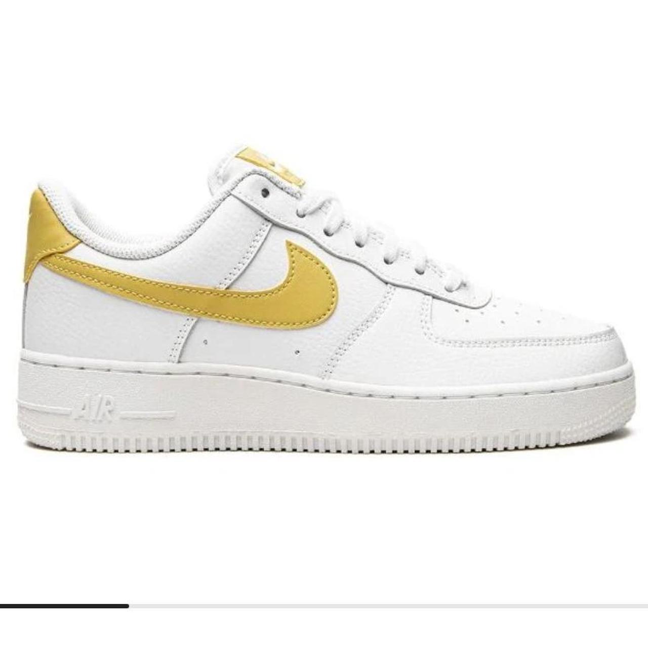 Nike trainers yellow tick hotsell