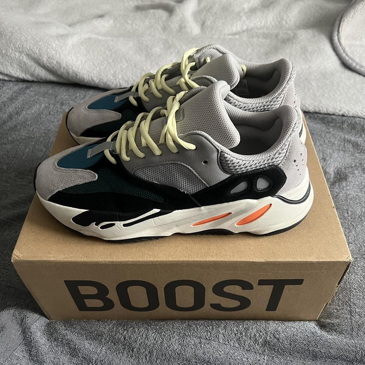 Yeezy 700 Wave Runner Size 9 Worn a couple of times - Depop
