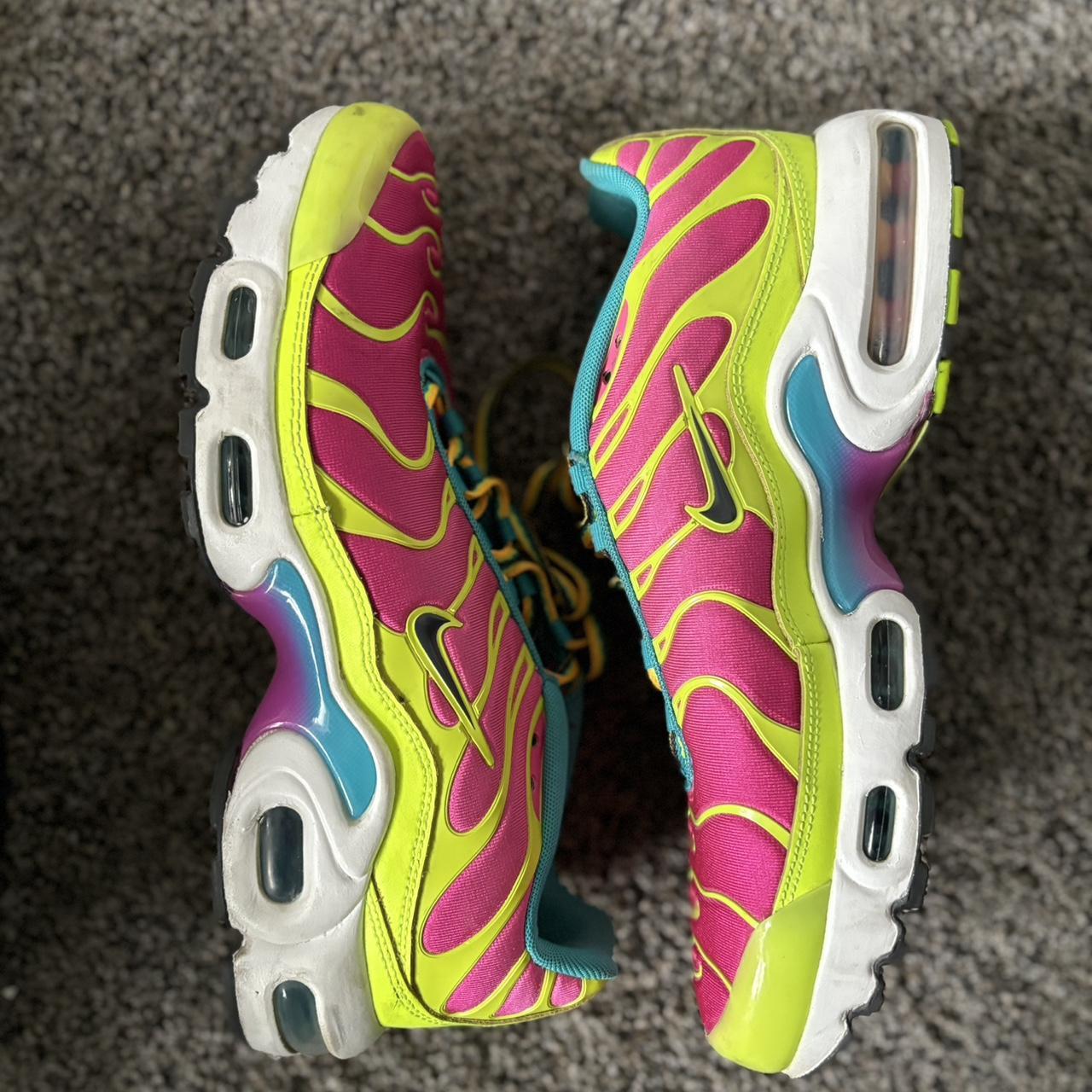 Air max plus on sale green and pink