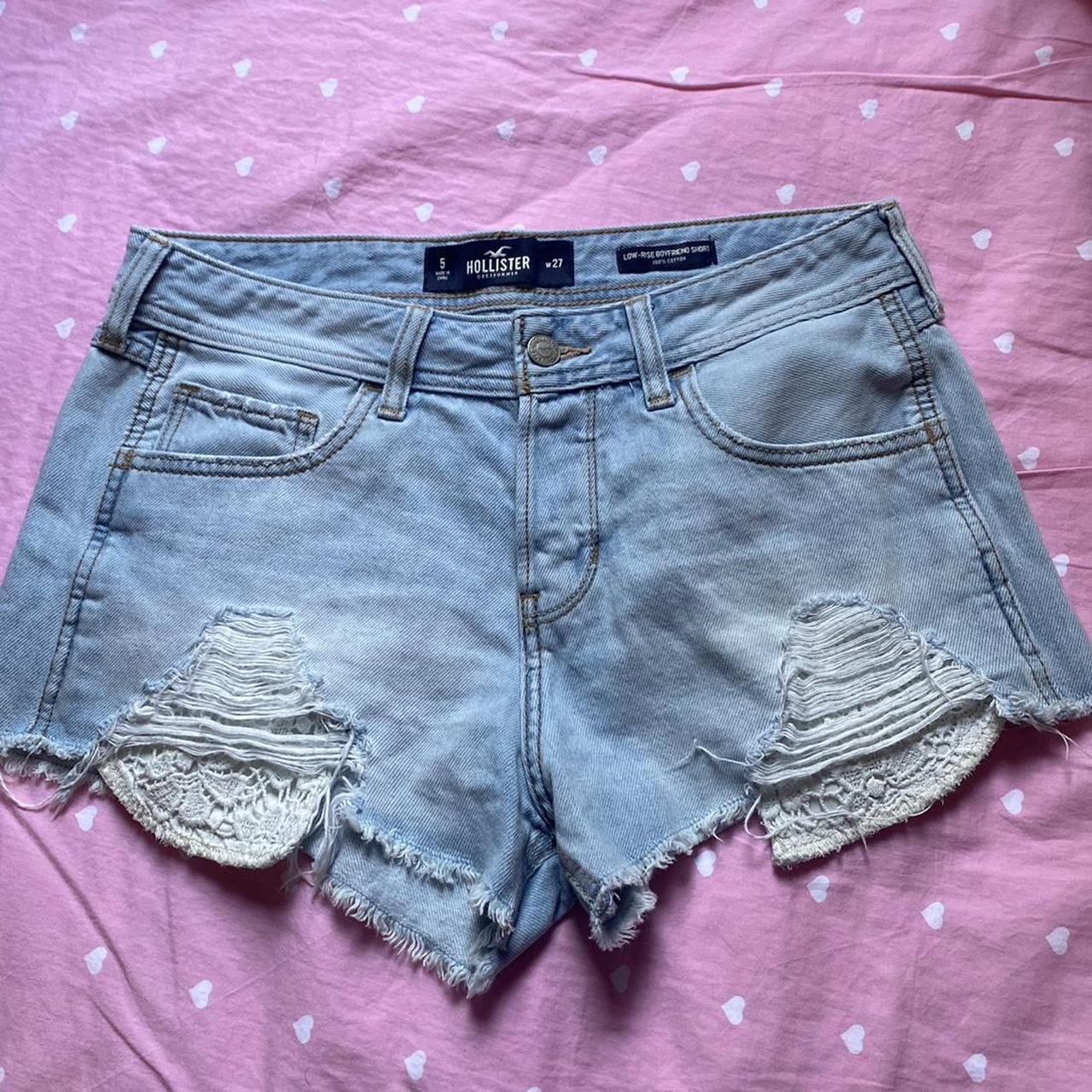 HOLLISTER LOW RISE DENIM SHORTS IN LIGHT WASH WITH... - Depop