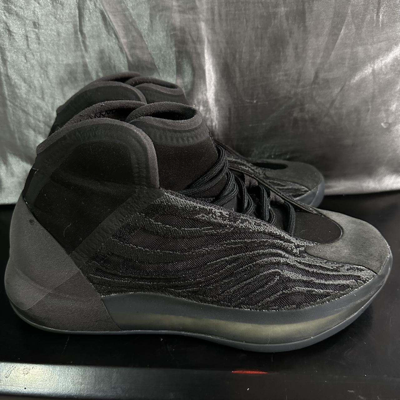 yeezy qntm onyx resell