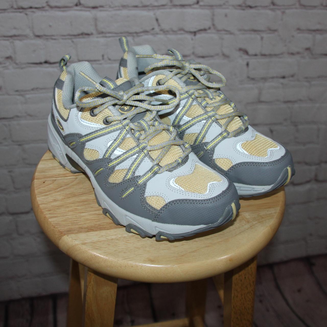 womens gray tennis shoes