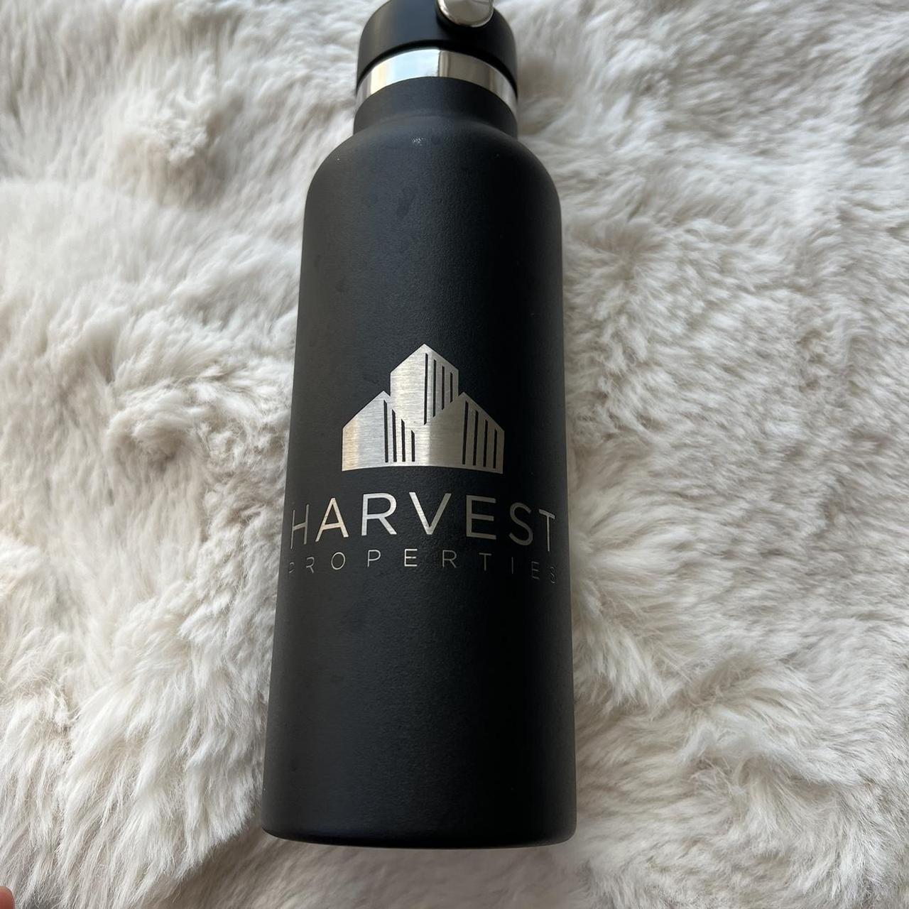 Silver 24 oz hydroflask with blue bottom - Depop