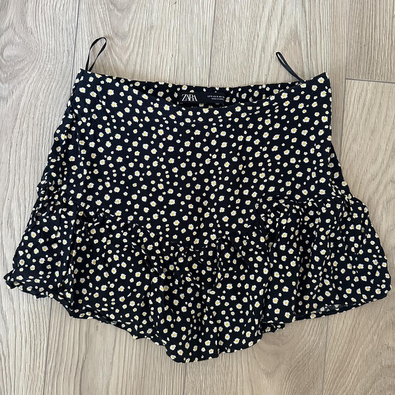 Super cute Zara daisy skort - skirt with shorts... - Depop