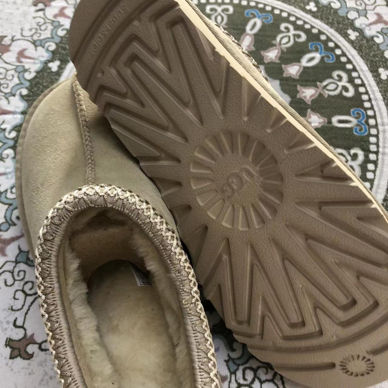 Women's Cream Slippers - Depop