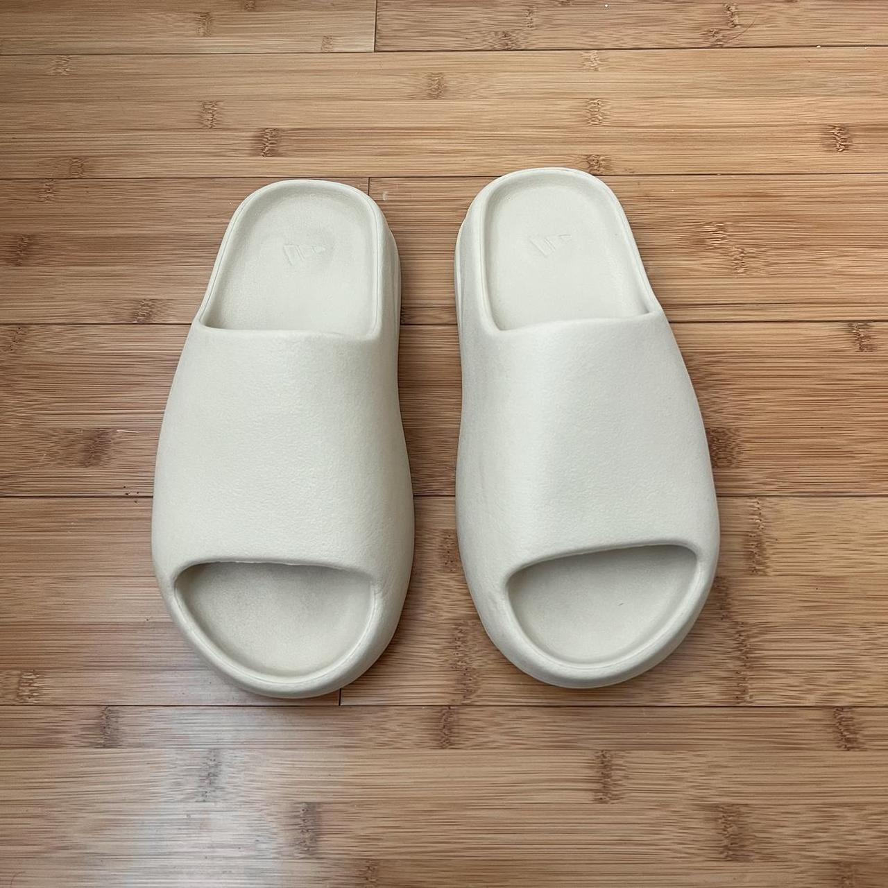 Yeezy slides selling Bone Size 8