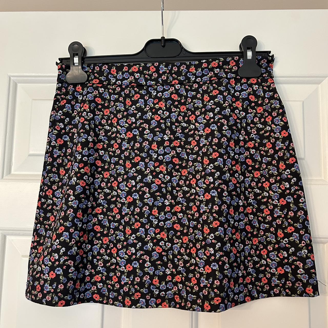 Forever 21 floral mini skirt Size S - Depop