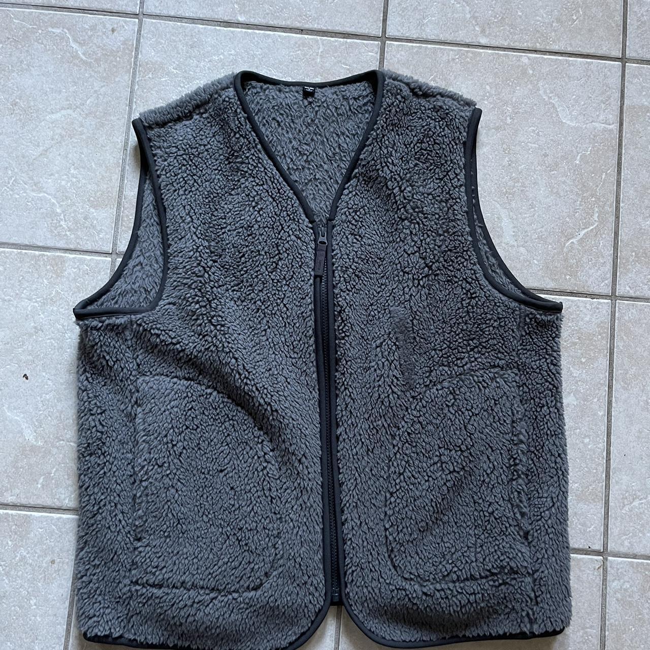 Uniqlo fuzzy vest #uniqlo #depop - Depop